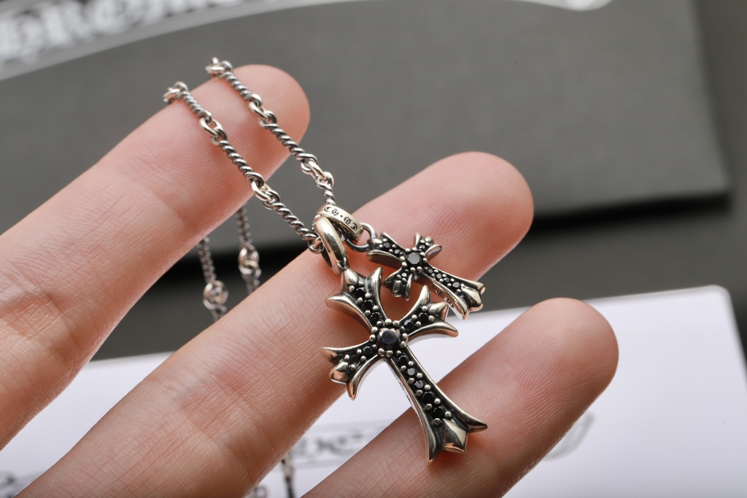 Chrome Hearts 𝐂𝐡𝐫𝐨𝐦𝐞 𝐡𝐞𝐚𝐫𝐭𝐬克罗心 双十字架黑钻项链 材质925采用真空电镀保色时间持久 版本 18k对版字印 镶嵌方法都一致
