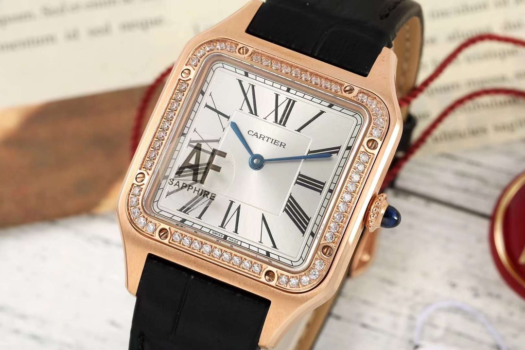 NO:586383,AF Cartier Santos watch, a model of mature charm. [Case] Size 43.5X31.4MM fine steel case, continuing the classic square design, with brushing process to outline tough lines. Bead-shaped crown, inlaid with a cabochon blue synthetic spinel [Dial] Silver-plated frosted  Dial, sunray pattern effect, Roman numerals, sword-shaped blue steel hands, sapphire crystal mirror [Movement] Comparable to the original high-efficiency quartz movement, ultra-long battery life [Strap] Multi-color crocodile leather strap, stainless steel pin buckle. The same quick-release strap system as the original.  AF Santos writes the history of the world's jewelry and watch design and production with its continuously innovative concepts and ingenious designs,,cartier,crocodile skin19860909AF卡地亚山度士腕表,成熟魅力之典范【表壳】尺寸43.5X31.4MM精钢表壳,延续经典方形设计,拉丝工艺勾勒出硬朗线条.圆珠形表冠,镶嵌一颗凸圆形蓝色合成尖晶石【表盘】镀银磨砂表盘,阳光射线纹饰效果,罗马数字时标,剑形蓝钢指针,蓝宝石水晶镜面【机芯】媲美原装的高效率石英机芯,超长续航时间【表带】多色鳄鱼皮表带,精钢针扣式表扣.和原装一致的表带快拆系统. AF山度士以不断创新的理念和巧夺天工的设计,书写世界珠宝及腕表设计制作的历史,,cartier,crocodile skin,Watch