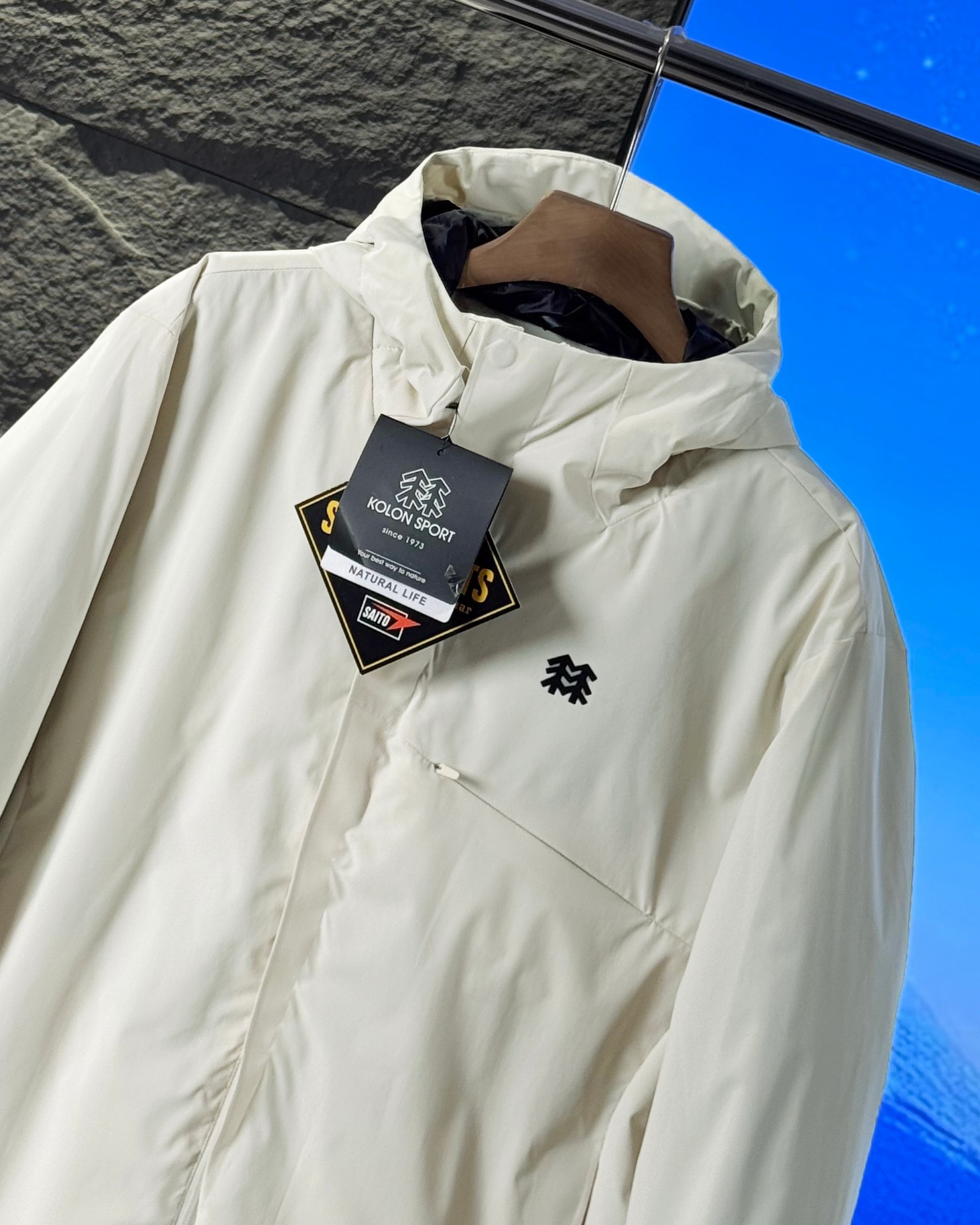 🛒购物价： 💰270💰
KOLON SPORT可隆冬季新款轻量化棉服外套
新款功能性B1348棉衣，专柜品质 防风防水，超级轻量化质地，版型正  上身效果极佳 挺阔有质感 

户外功能防水级别 ，细节图均为实拍 ，磁吸压胶斜门襟设计  ，胸口拉链口袋连接门襟，做工复杂 所有走线做工精细不粗糙

细节讲解，胸口双拉链，袖口魔术贴压胶，连帽帽檐7公分压胶弧形充棉定型，内里配有收紧防风绳 ，拉链内侧配有口袋 

填充采用的超细纤维棉，矩形压线工艺，填充均匀 机洗不坨绒，蓬松轻便和羽绒服一样，内里锁温 外壳防风 

立体剪裁适合亚洲人的身型， 上身版型正 简约高级

城市户外通勤款 ，最大尺码可穿340斤左右
颜色：黑色 灰色 白灰
尺码：M-3XL
尺码   胸围    衣长    肩宽
 M       114      70      48.5
  L       118      72        50      
 XL     122       74      51.5
XXL    126      76        53
3XL    130      78       54.5
模特试穿：
120斤以下     M   码
120-140斤     L    码
140-160斤    XL  码
160-320斤    2XL码
320-340斤    3XL码
温馨提示:因手工测量方式不同，存在1-3cm误差属合理范围，请以收到实物为准。