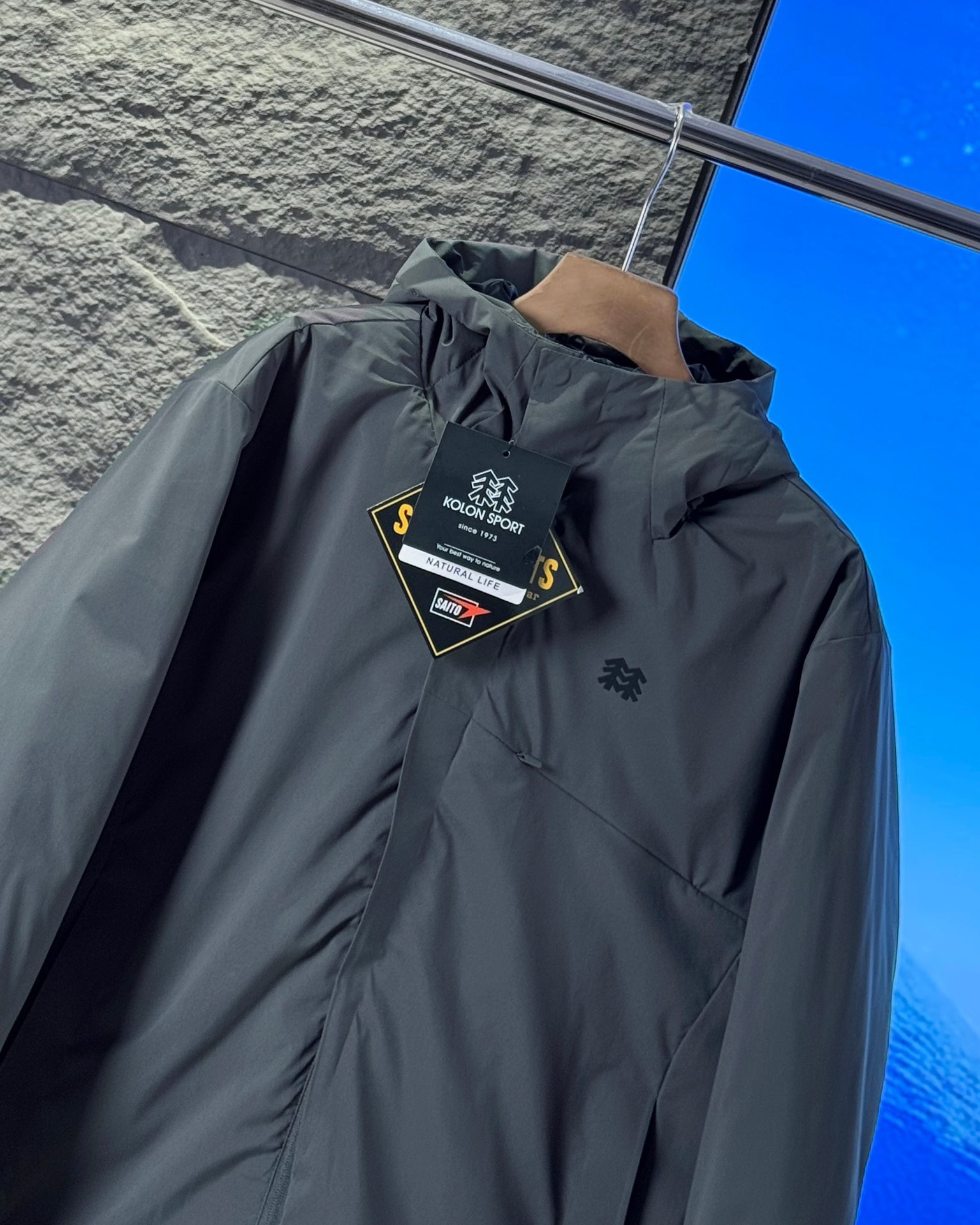 🛒购物价： 💰270💰
KOLON SPORT可隆冬季新款轻量化棉服外套
新款功能性B1348棉衣，专柜品质 防风防水，超级轻量化质地，版型正  上身效果极佳 挺阔有质感 

户外功能防水级别 ，细节图均为实拍 ，磁吸压胶斜门襟设计  ，胸口拉链口袋连接门襟，做工复杂 所有走线做工精细不粗糙

细节讲解，胸口双拉链，袖口魔术贴压胶，连帽帽檐7公分压胶弧形充棉定型，内里配有收紧防风绳 ，拉链内侧配有口袋 

填充采用的超细纤维棉，矩形压线工艺，填充均匀 机洗不坨绒，蓬松轻便和羽绒服一样，内里锁温 外壳防风 

立体剪裁适合亚洲人的身型， 上身版型正 简约高级

城市户外通勤款 ，最大尺码可穿340斤左右
颜色：黑色 灰色 白灰
尺码：M-3XL
尺码   胸围    衣长    肩宽
 M       114      70      48.5
  L       118      72        50      
 XL     122       74      51.5
XXL    126      76        53
3XL    130      78       54.5
模特试穿：
120斤以下     M   码
120-140斤     L    码
140-160斤    XL  码
160-320斤    2XL码
320-340斤    3XL码
温馨提示:因手工测量方式不同，存在1-3cm误差属合理范围，请以收到实物为准。