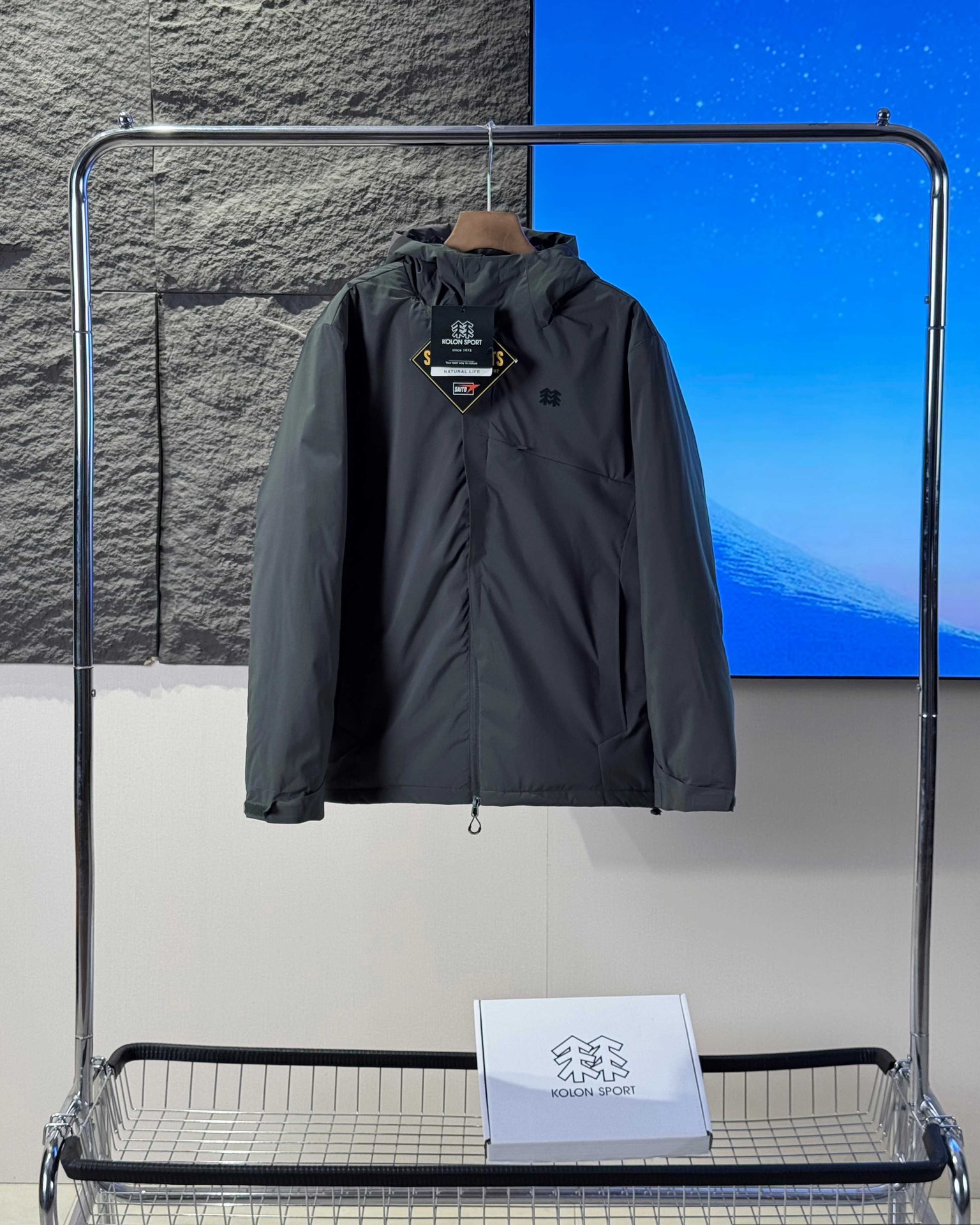 🛒购物价： 💰270💰
KOLON SPORT可隆冬季新款轻量化棉服外套
新款功能性B1348棉衣，专柜品质 防风防水，超级轻量化质地，版型正  上身效果极佳 挺阔有质感 

户外功能防水级别 ，细节图均为实拍 ，磁吸压胶斜门襟设计  ，胸口拉链口袋连接门襟，做工复杂 所有走线做工精细不粗糙

细节讲解，胸口双拉链，袖口魔术贴压胶，连帽帽檐7公分压胶弧形充棉定型，内里配有收紧防风绳 ，拉链内侧配有口袋 

填充采用的超细纤维棉，矩形压线工艺，填充均匀 机洗不坨绒，蓬松轻便和羽绒服一样，内里锁温 外壳防风 

立体剪裁适合亚洲人的身型， 上身版型正 简约高级

城市户外通勤款 ，最大尺码可穿340斤左右
颜色：黑色 灰色 白灰
尺码：M-3XL
尺码   胸围    衣长    肩宽
 M       114      70      48.5
  L       118      72        50      
 XL     122       74      51.5
XXL    126      76        53
3XL    130      78       54.5
模特试穿：
120斤以下     M   码
120-140斤     L    码
140-160斤    XL  码
160-320斤    2XL码
320-340斤    3XL码
温馨提示:因手工测量方式不同，存在1-3cm误差属合理范围，请以收到实物为准。