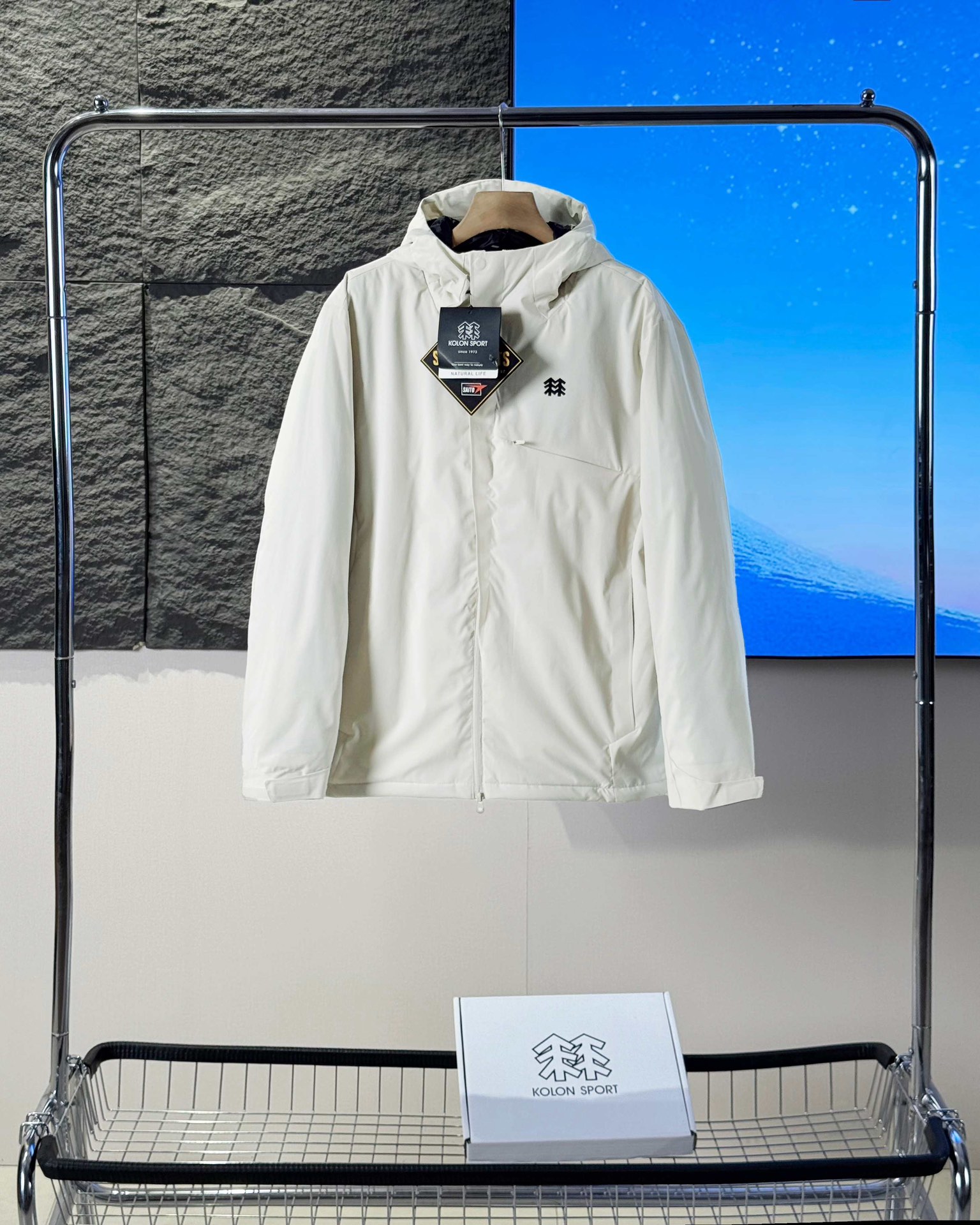 🛒购物价： 💰270💰
KOLON SPORT可隆冬季新款轻量化棉服外套
新款功能性B1348棉衣，专柜品质 防风防水，超级轻量化质地，版型正  上身效果极佳 挺阔有质感 

户外功能防水级别 ，细节图均为实拍 ，磁吸压胶斜门襟设计  ，胸口拉链口袋连接门襟，做工复杂 所有走线做工精细不粗糙

细节讲解，胸口双拉链，袖口魔术贴压胶，连帽帽檐7公分压胶弧形充棉定型，内里配有收紧防风绳 ，拉链内侧配有口袋 

填充采用的超细纤维棉，矩形压线工艺，填充均匀 机洗不坨绒，蓬松轻便和羽绒服一样，内里锁温 外壳防风 

立体剪裁适合亚洲人的身型， 上身版型正 简约高级

城市户外通勤款 ，最大尺码可穿340斤左右
颜色：黑色 灰色 白灰
尺码：M-3XL
尺码   胸围    衣长    肩宽
 M       114      70      48.5
  L       118      72        50      
 XL     122       74      51.5
XXL    126      76        53
3XL    130      78       54.5
模特试穿：
120斤以下     M   码
120-140斤     L    码
140-160斤    XL  码
160-320斤    2XL码
320-340斤    3XL码
温馨提示:因手工测量方式不同，存在1-3cm误差属合理范围，请以收到实物为准。