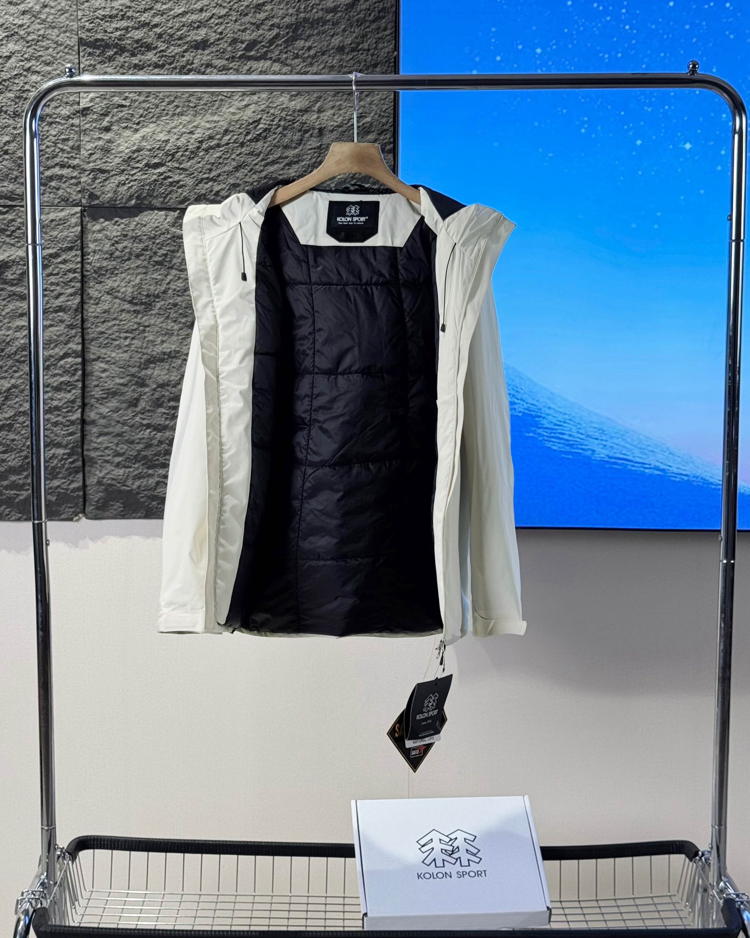 🛒购物价： 💰270💰
KOLON SPORT可隆冬季新款轻量化棉服外套
新款功能性B1348棉衣，专柜品质 防风防水，超级轻量化质地，版型正  上身效果极佳 挺阔有质感 

户外功能防水级别 ，细节图均为实拍 ，磁吸压胶斜门襟设计  ，胸口拉链口袋连接门襟，做工复杂 所有走线做工精细不粗糙

细节讲解，胸口双拉链，袖口魔术贴压胶，连帽帽檐7公分压胶弧形充棉定型，内里配有收紧防风绳 ，拉链内侧配有口袋 

填充采用的超细纤维棉，矩形压线工艺，填充均匀 机洗不坨绒，蓬松轻便和羽绒服一样，内里锁温 外壳防风 

立体剪裁适合亚洲人的身型， 上身版型正 简约高级

城市户外通勤款 ，最大尺码可穿340斤左右
颜色：黑色 灰色 白灰
尺码：M-3XL
尺码   胸围    衣长    肩宽
 M       114      70      48.5
  L       118      72        50      
 XL     122       74      51.5
XXL    126      76        53
3XL    130      78       54.5
模特试穿：
120斤以下     M   码
120-140斤     L    码
140-160斤    XL  码
160-320斤    2XL码
320-340斤    3XL码
温馨提示:因手工测量方式不同，存在1-3cm误差属合理范围，请以收到实物为准。