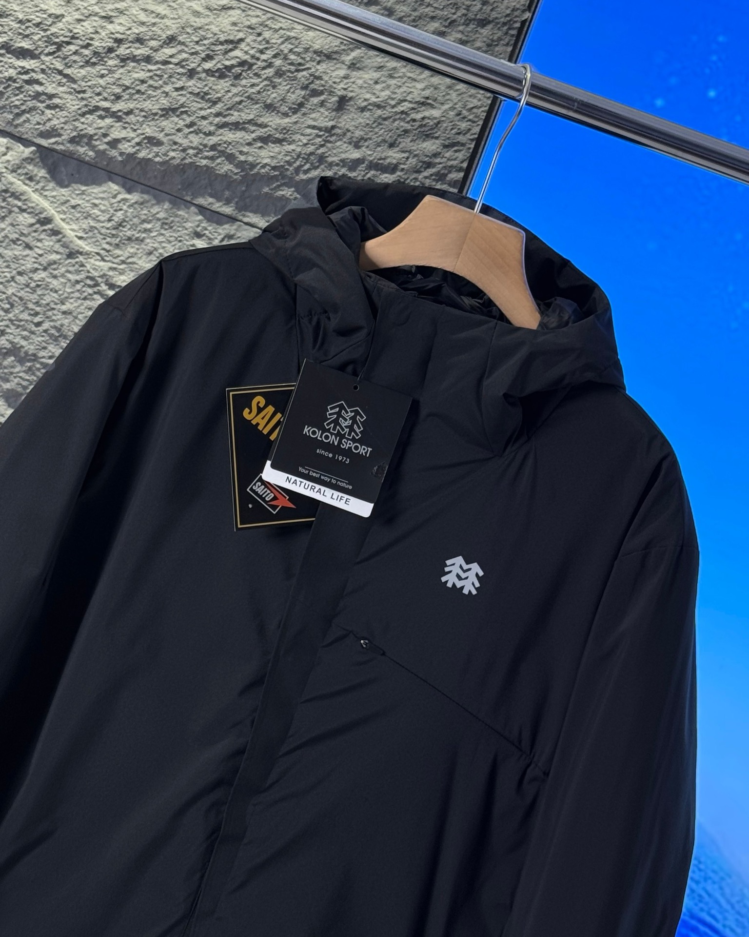 🛒购物价： 💰270💰
KOLON SPORT可隆冬季新款轻量化棉服外套
新款功能性B1348棉衣，专柜品质 防风防水，超级轻量化质地，版型正  上身效果极佳 挺阔有质感 

户外功能防水级别 ，细节图均为实拍 ，磁吸压胶斜门襟设计  ，胸口拉链口袋连接门襟，做工复杂 所有走线做工精细不粗糙

细节讲解，胸口双拉链，袖口魔术贴压胶，连帽帽檐7公分压胶弧形充棉定型，内里配有收紧防风绳 ，拉链内侧配有口袋 

填充采用的超细纤维棉，矩形压线工艺，填充均匀 机洗不坨绒，蓬松轻便和羽绒服一样，内里锁温 外壳防风 

立体剪裁适合亚洲人的身型， 上身版型正 简约高级

城市户外通勤款 ，最大尺码可穿340斤左右
颜色：黑色 灰色 白灰
尺码：M-3XL
尺码   胸围    衣长    肩宽
 M       114      70      48.5
  L       118      72        50      
 XL     122       74      51.5
XXL    126      76        53
3XL    130      78       54.5
模特试穿：
120斤以下     M   码
120-140斤     L    码
140-160斤    XL  码
160-320斤    2XL码
320-340斤    3XL码
温馨提示:因手工测量方式不同，存在1-3cm误差属合理范围，请以收到实物为准。