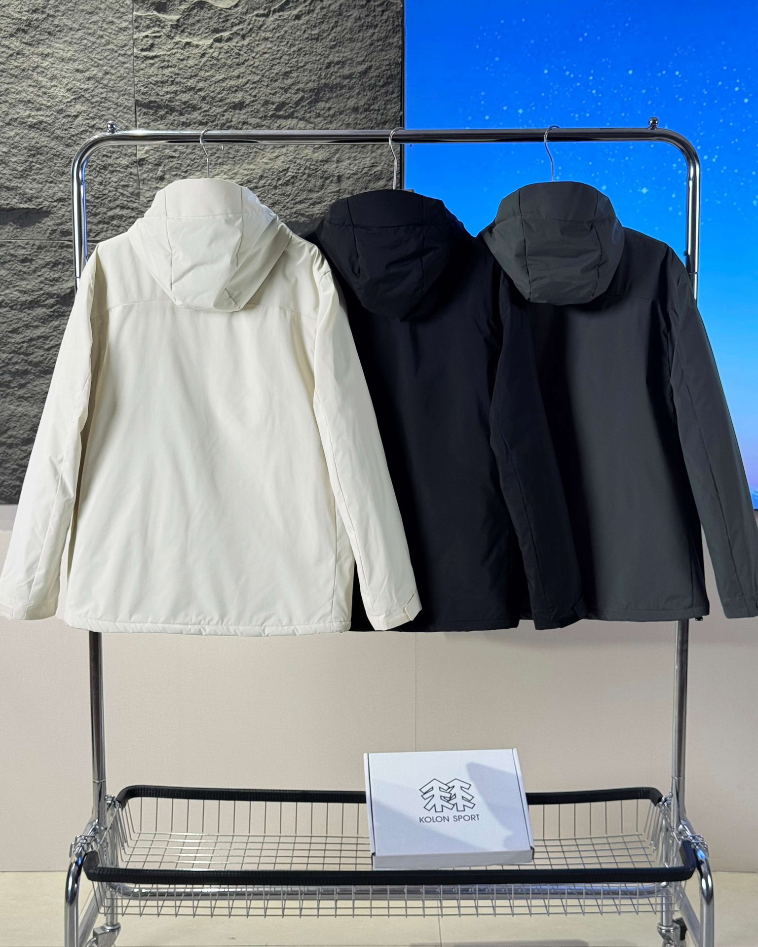 🛒购物价： 💰270💰
KOLON SPORT可隆冬季新款轻量化棉服外套
新款功能性B1348棉衣，专柜品质 防风防水，超级轻量化质地，版型正  上身效果极佳 挺阔有质感 

户外功能防水级别 ，细节图均为实拍 ，磁吸压胶斜门襟设计  ，胸口拉链口袋连接门襟，做工复杂 所有走线做工精细不粗糙

细节讲解，胸口双拉链，袖口魔术贴压胶，连帽帽檐7公分压胶弧形充棉定型，内里配有收紧防风绳 ，拉链内侧配有口袋 

填充采用的超细纤维棉，矩形压线工艺，填充均匀 机洗不坨绒，蓬松轻便和羽绒服一样，内里锁温 外壳防风 

立体剪裁适合亚洲人的身型， 上身版型正 简约高级

城市户外通勤款 ，最大尺码可穿340斤左右
颜色：黑色 灰色 白灰
尺码：M-3XL
尺码   胸围    衣长    肩宽
 M       114      70      48.5
  L       118      72        50      
 XL     122       74      51.5
XXL    126      76        53
3XL    130      78       54.5
模特试穿：
120斤以下     M   码
120-140斤     L    码
140-160斤    XL  码
160-320斤    2XL码
320-340斤    3XL码
温馨提示:因手工测量方式不同，存在1-3cm误差属合理范围，请以收到实物为准。