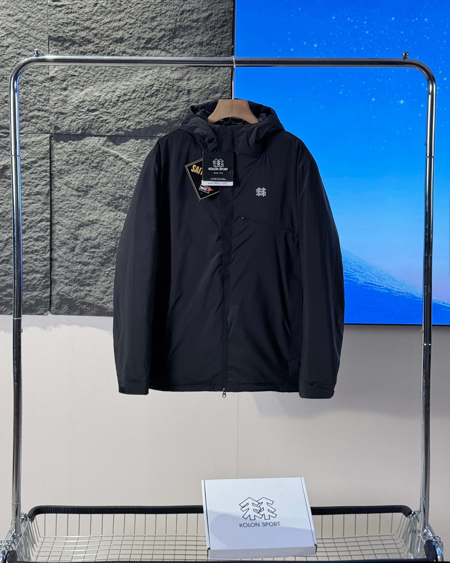 🛒购物价： 💰270💰
KOLON SPORT可隆冬季新款轻量化棉服外套
新款功能性B1348棉衣，专柜品质 防风防水，超级轻量化质地，版型正  上身效果极佳 挺阔有质感 

户外功能防水级别 ，细节图均为实拍 ，磁吸压胶斜门襟设计  ，胸口拉链口袋连接门襟，做工复杂 所有走线做工精细不粗糙

细节讲解，胸口双拉链，袖口魔术贴压胶，连帽帽檐7公分压胶弧形充棉定型，内里配有收紧防风绳 ，拉链内侧配有口袋 

填充采用的超细纤维棉，矩形压线工艺，填充均匀 机洗不坨绒，蓬松轻便和羽绒服一样，内里锁温 外壳防风 

立体剪裁适合亚洲人的身型， 上身版型正 简约高级

城市户外通勤款 ，最大尺码可穿340斤左右
颜色：黑色 灰色 白灰
尺码：M-3XL
尺码   胸围    衣长    肩宽
 M       114      70      48.5
  L       118      72        50      
 XL     122       74      51.5
XXL    126      76        53
3XL    130      78       54.5
模特试穿：
120斤以下     M   码
120-140斤     L    码
140-160斤    XL  码
160-320斤    2XL码
320-340斤    3XL码
温馨提示:因手工测量方式不同，存在1-3cm误差属合理范围，请以收到实物为准。