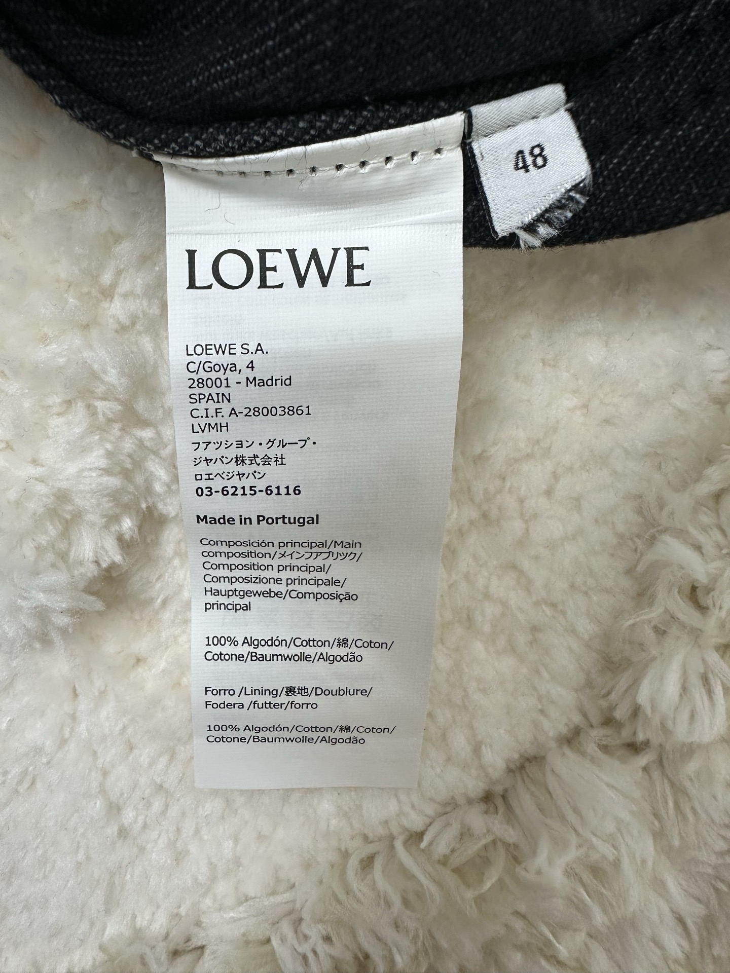 P365,全网顶级版本
Loewe Anagram罗意威 单宁牛仔外套

定制密芯凝纱料 舒适贴肤 质感十足 手肘处饰以 Anagram 镂空设计 胸前钮扣翻盖嵌线口袋为升华 背面经典LOEWE皮标标识点缀 视觉辨识度拉满 个性与品味的宣言 经典与创新的碰撞 牛仔外套的百搭魅力 牛仔元素 亦随性不羁的代名词

采用激光切割 人工拆开手肘 平铺出来做激光定位切割Anagram图案 再手工内部贴布最后再人工车缝上去 工费昂贵 损耗高 日产量低

采用进口专机红外线定位“Loewe 皮标” 位置更为精准 牢固结实

采用洗水炒色工艺 优先选择特制的退浆剂 再讲布料浸泡其中 均匀受浆 退浆后 最终再进行漂洗 做工复杂至极 损耗高
尺码： 46 48 50 52
款号： 55036-C60