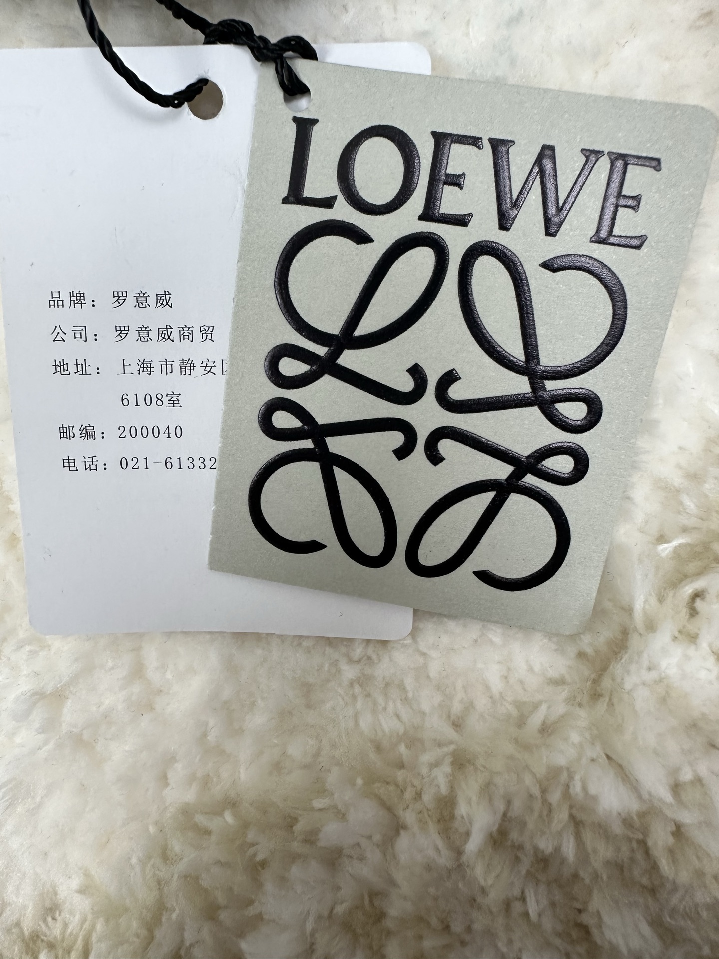 P365,全网顶级版本
Loewe Anagram罗意威 单宁牛仔外套

定制密芯凝纱料 舒适贴肤 质感十足 手肘处饰以 Anagram 镂空设计 胸前钮扣翻盖嵌线口袋为升华 背面经典LOEWE皮标标识点缀 视觉辨识度拉满 个性与品味的宣言 经典与创新的碰撞 牛仔外套的百搭魅力 牛仔元素 亦随性不羁的代名词

采用激光切割 人工拆开手肘 平铺出来做激光定位切割Anagram图案 再手工内部贴布最后再人工车缝上去 工费昂贵 损耗高 日产量低

采用进口专机红外线定位“Loewe 皮标” 位置更为精准 牢固结实

采用洗水炒色工艺 优先选择特制的退浆剂 再讲布料浸泡其中 均匀受浆 退浆后 最终再进行漂洗 做工复杂至极 损耗高
尺码： 46 48 50 52
款号： 55036-C60