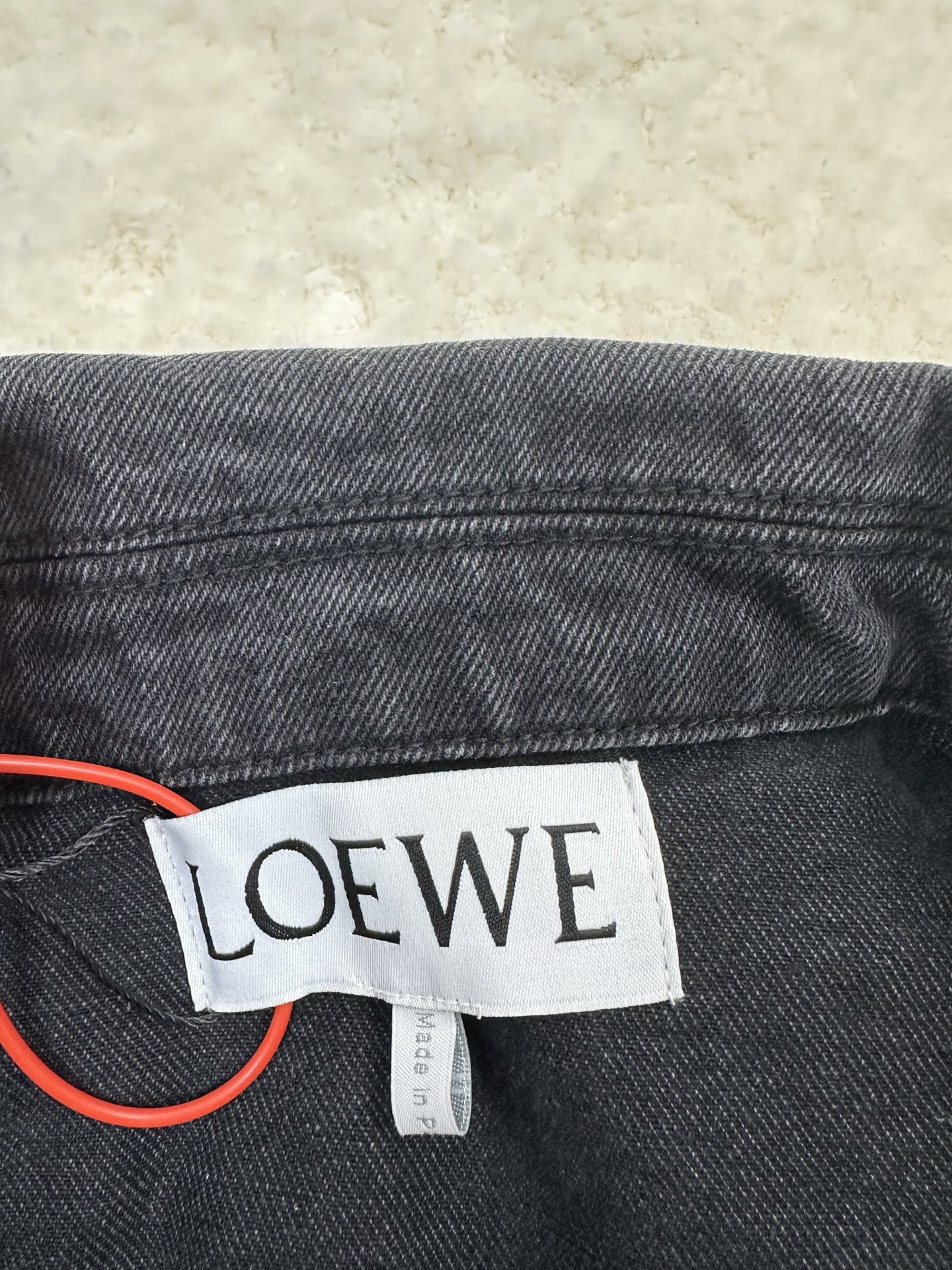 P365,全网顶级版本
Loewe Anagram罗意威 单宁牛仔外套

定制密芯凝纱料 舒适贴肤 质感十足 手肘处饰以 Anagram 镂空设计 胸前钮扣翻盖嵌线口袋为升华 背面经典LOEWE皮标标识点缀 视觉辨识度拉满 个性与品味的宣言 经典与创新的碰撞 牛仔外套的百搭魅力 牛仔元素 亦随性不羁的代名词

采用激光切割 人工拆开手肘 平铺出来做激光定位切割Anagram图案 再手工内部贴布最后再人工车缝上去 工费昂贵 损耗高 日产量低

采用进口专机红外线定位“Loewe 皮标” 位置更为精准 牢固结实

采用洗水炒色工艺 优先选择特制的退浆剂 再讲布料浸泡其中 均匀受浆 退浆后 最终再进行漂洗 做工复杂至极 损耗高
尺码： 46 48 50 52
款号： 55036-C60