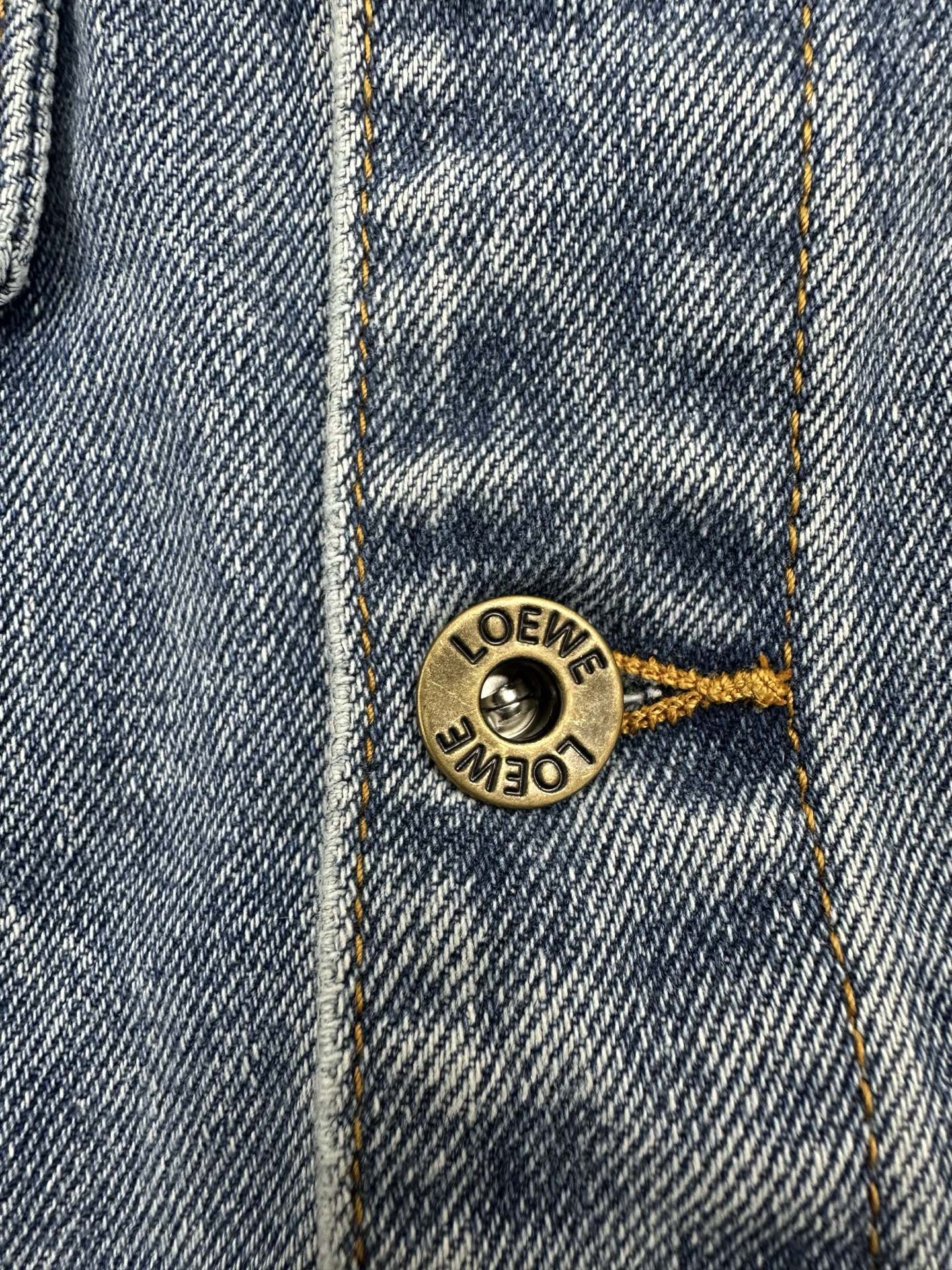 P365，全网顶级版本
Loewe Anagram罗意威 单宁牛仔外套

定制密芯凝纱料 舒适贴肤 质感十足 手肘处饰以 Anagram 镂空设计 胸前钮扣翻盖嵌线口袋为升华 背面经典LOEWE皮标标识点缀 视觉辨识度拉满 个性与品味的宣言 经典与创新的碰撞 牛仔外套的百搭魅力 牛仔元素 亦随性不羁的代名词

采用激光切割 人工拆开手肘 平铺出来做激光定位切割Anagram图案 再手工内部贴布最后再人工车缝上去 工费昂贵 损耗高 日产量低

采用进口专机红外线定位“Loewe 皮标” 位置更为精准 牢固结实

采用洗水炒色工艺 优先选择特制的退浆剂 再讲布料浸泡其中 均匀受浆 退浆后 最终再进行漂洗 做工复杂至极 损耗高
尺码： 46 48 50 52
款号： 55036-C60