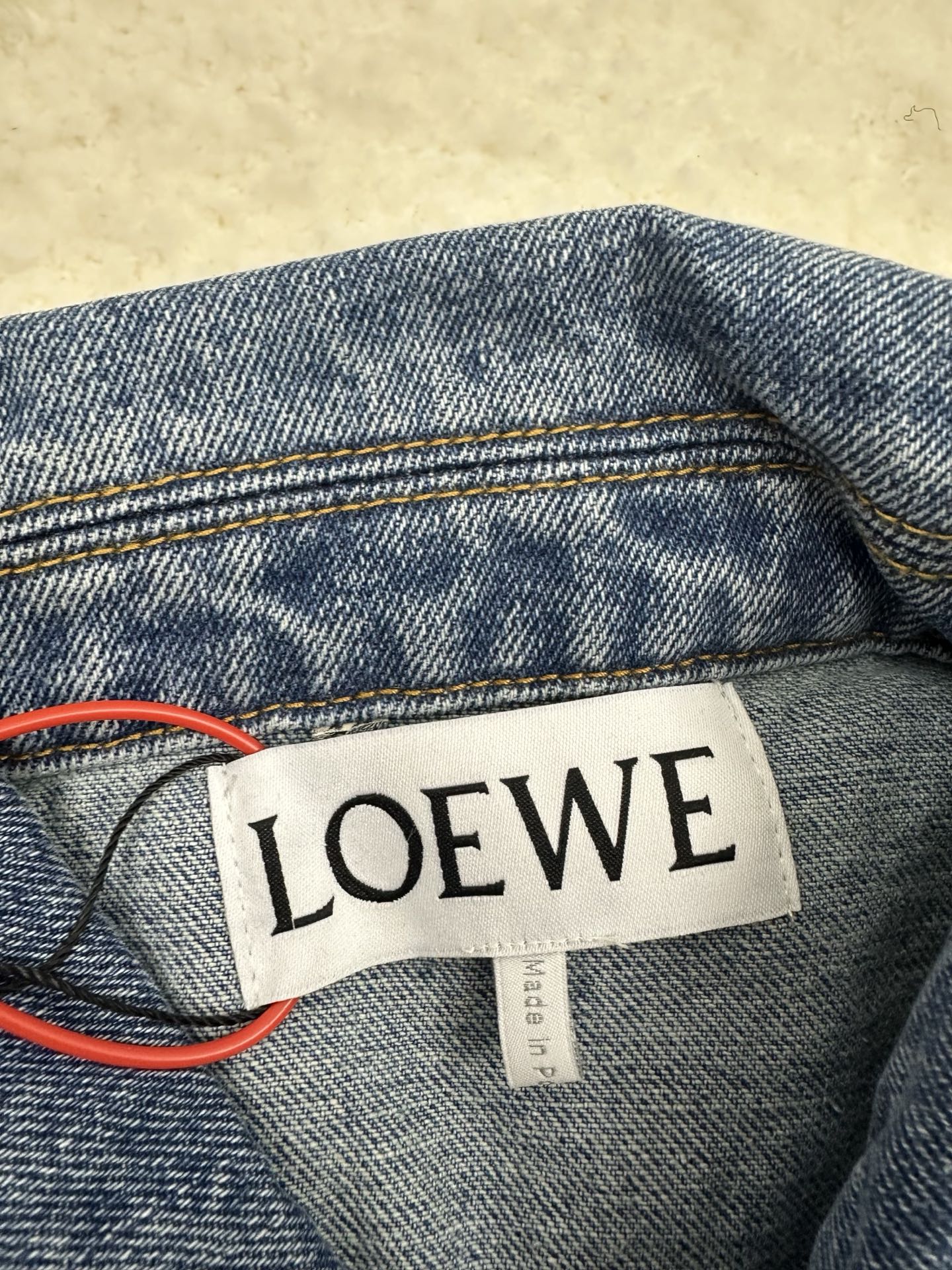 P365，全网顶级版本
Loewe Anagram罗意威 单宁牛仔外套

定制密芯凝纱料 舒适贴肤 质感十足 手肘处饰以 Anagram 镂空设计 胸前钮扣翻盖嵌线口袋为升华 背面经典LOEWE皮标标识点缀 视觉辨识度拉满 个性与品味的宣言 经典与创新的碰撞 牛仔外套的百搭魅力 牛仔元素 亦随性不羁的代名词

采用激光切割 人工拆开手肘 平铺出来做激光定位切割Anagram图案 再手工内部贴布最后再人工车缝上去 工费昂贵 损耗高 日产量低

采用进口专机红外线定位“Loewe 皮标” 位置更为精准 牢固结实

采用洗水炒色工艺 优先选择特制的退浆剂 再讲布料浸泡其中 均匀受浆 退浆后 最终再进行漂洗 做工复杂至极 损耗高
尺码： 46 48 50 52
款号： 55036-C60