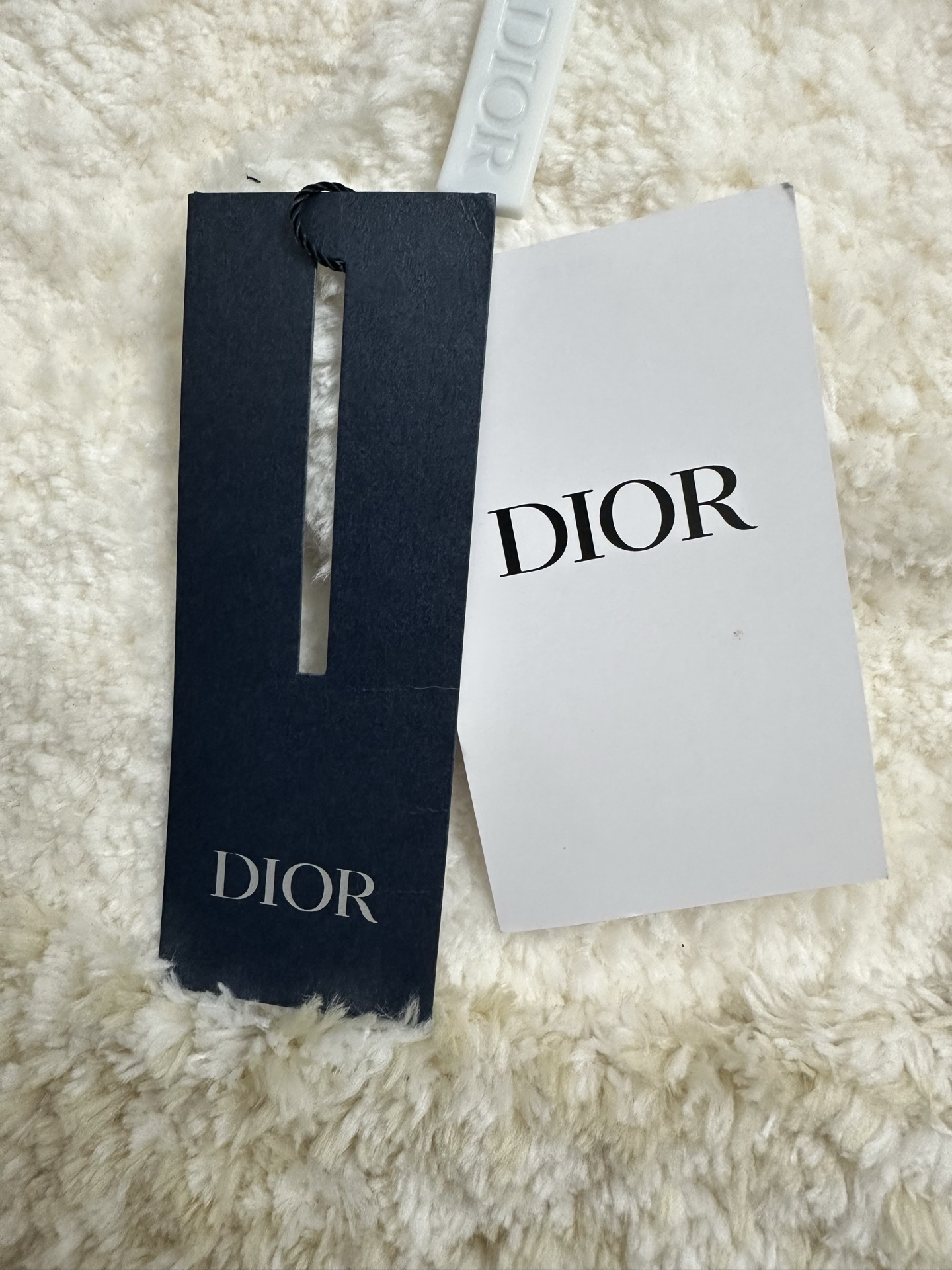P265,全网顶级版本
Dior Diamond迪奥 标志拉链夹克
定制智感机能科技绸 轻盈坚韧 垂感爽滑 舒适贴肤 以一抹深邃的蓝 沉稳且富有内涵 奠定了百搭的基调 前幅Dior Diamond标志以简约而精致的形态呈现 与背面醒目饰边Dior标志相得益彰 当光线酒落 瞬间绽放璀璨光芒 立领设计巧妙地修饰了颈部线条 尽显干脆与酒脱 动感风华 以先锋之姿演绎运动美学新境
红外线定位烫画工艺 红外线对位CD Diamond 位置更为精准 利用热转印材料进行处理 牢固结实 持久美观
模版机开袋 预设的模板来指导开袋的位置 形状和大小 精确性确保了开袋效果质量
面料都经过浇洗 手感质感更佳 不易变形 不易缩水 不易褪色 保持长久的美观
尺码: 50 52 54 56
款号: MM057-B60
