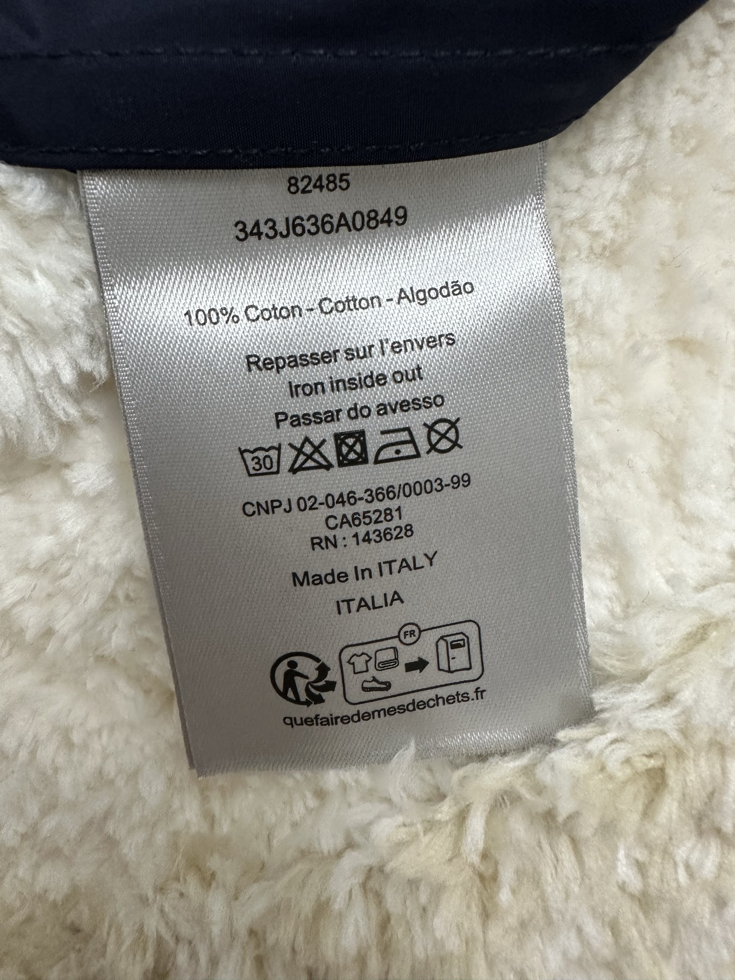 P265,全网顶级版本
Dior Diamond迪奥 标志拉链夹克
定制智感机能科技绸 轻盈坚韧 垂感爽滑 舒适贴肤 以一抹深邃的蓝 沉稳且富有内涵 奠定了百搭的基调 前幅Dior Diamond标志以简约而精致的形态呈现 与背面醒目饰边Dior标志相得益彰 当光线酒落 瞬间绽放璀璨光芒 立领设计巧妙地修饰了颈部线条 尽显干脆与酒脱 动感风华 以先锋之姿演绎运动美学新境
红外线定位烫画工艺 红外线对位CD Diamond 位置更为精准 利用热转印材料进行处理 牢固结实 持久美观
模版机开袋 预设的模板来指导开袋的位置 形状和大小 精确性确保了开袋效果质量
面料都经过浇洗 手感质感更佳 不易变形 不易缩水 不易褪色 保持长久的美观
尺码: 50 52 54 56
款号: MM057-B60