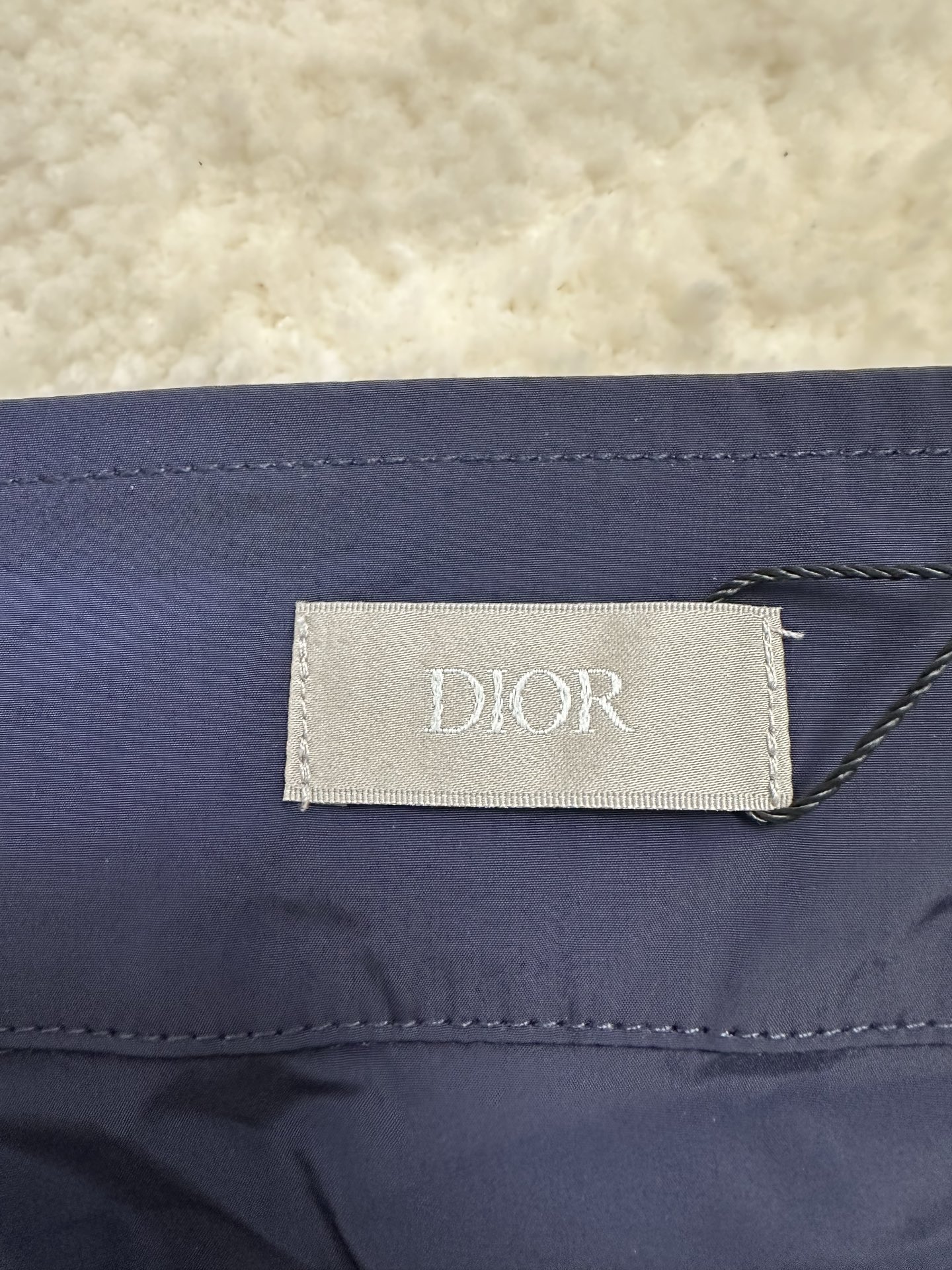 P265,全网顶级版本
Dior Diamond迪奥 标志拉链夹克
定制智感机能科技绸 轻盈坚韧 垂感爽滑 舒适贴肤 以一抹深邃的蓝 沉稳且富有内涵 奠定了百搭的基调 前幅Dior Diamond标志以简约而精致的形态呈现 与背面醒目饰边Dior标志相得益彰 当光线酒落 瞬间绽放璀璨光芒 立领设计巧妙地修饰了颈部线条 尽显干脆与酒脱 动感风华 以先锋之姿演绎运动美学新境
红外线定位烫画工艺 红外线对位CD Diamond 位置更为精准 利用热转印材料进行处理 牢固结实 持久美观
模版机开袋 预设的模板来指导开袋的位置 形状和大小 精确性确保了开袋效果质量
面料都经过浇洗 手感质感更佳 不易变形 不易缩水 不易褪色 保持长久的美观
尺码: 50 52 54 56
款号: MM057-B60