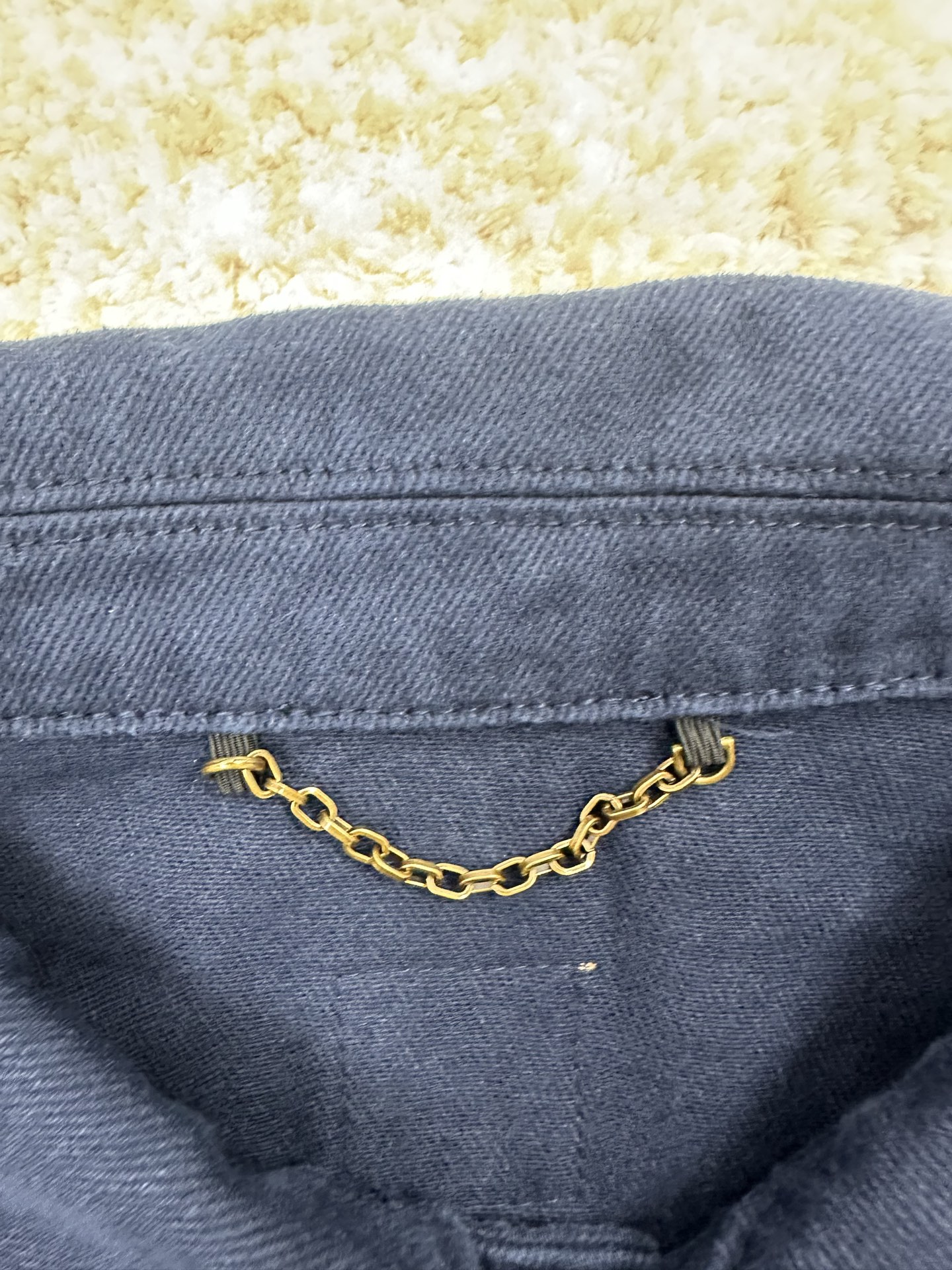 P265,全网顶级版本
LOUIS VUITTON路易威登 牛仔卡车夹克

定制臻品纯棉厚织丹宁布 质感细腻 舒适贴肤 以一抹深邃的蓝 沉稳又大气 胸前精致的LV Monogram刺绣图案 如同艺术品般点缀其间 与后部面革标识贴饰相得益彰抒写品牌身份  隐约的效果而又不经意间的逼格 尊贵与艺术的结晶 尽显奢华风范

采用进口机刺绣工艺 使用先进的计算机控制系统和精密的机械部件 实现LV Monogram 刺绣作业  精度高 线条流畅而细腻

模版机开袋 预设的模板来指导开袋的位置 形状和大小 精确性确保了开袋效果质量

柔光古韵洗水工艺 通过特定的化学和物流处理 使面料表面呈现出柔和的光泽 既保留了原始质感 又增添了几分温婉的气息 
尺码： 46 48 50 52
款号： MM076-B60