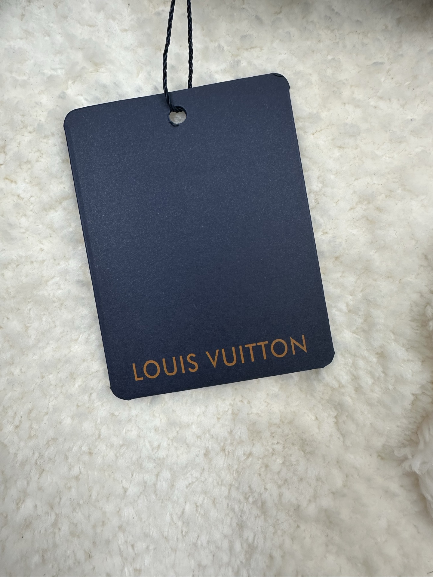 P265,全网顶级版本
LOUIS VUITTON路易威登 牛仔卡车夹克

定制臻品纯棉厚织丹宁布 质感细腻 舒适贴肤 以一抹深邃的蓝 沉稳又大气 胸前精致的LV Monogram刺绣图案 如同艺术品般点缀其间 与后部面革标识贴饰相得益彰抒写品牌身份  隐约的效果而又不经意间的逼格 尊贵与艺术的结晶 尽显奢华风范

采用进口机刺绣工艺 使用先进的计算机控制系统和精密的机械部件 实现LV Monogram 刺绣作业  精度高 线条流畅而细腻

模版机开袋 预设的模板来指导开袋的位置 形状和大小 精确性确保了开袋效果质量

柔光古韵洗水工艺 通过特定的化学和物流处理 使面料表面呈现出柔和的光泽 既保留了原始质感 又增添了几分温婉的气息 
尺码： 46 48 50 52
款号： MM076-B60