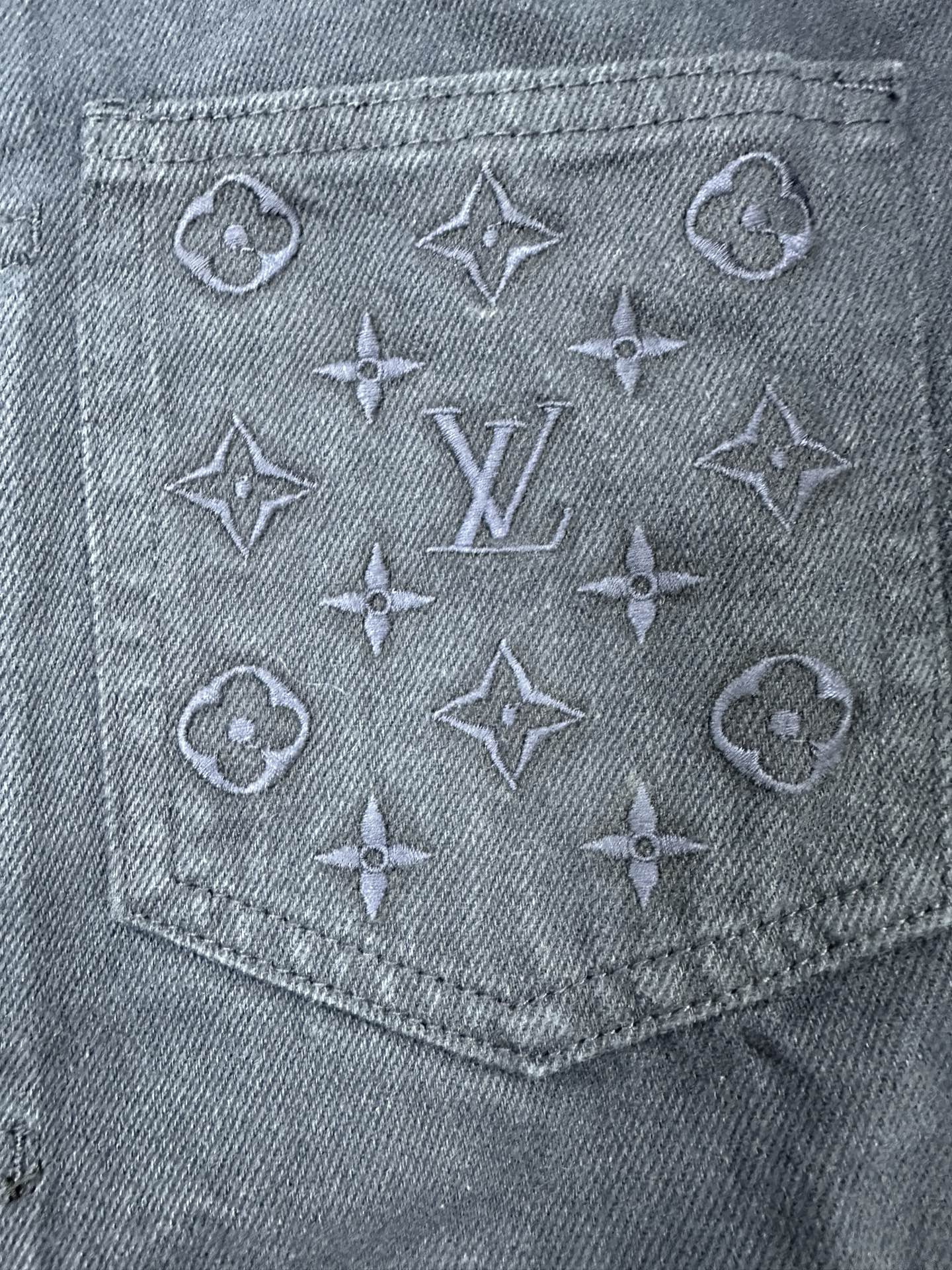 P265,全网顶级版本
LOUIS VUITTON路易威登 牛仔卡车夹克

定制臻品纯棉厚织丹宁布 质感细腻 舒适贴肤 以一抹深邃的蓝 沉稳又大气 胸前精致的LV Monogram刺绣图案 如同艺术品般点缀其间 与后部面革标识贴饰相得益彰抒写品牌身份  隐约的效果而又不经意间的逼格 尊贵与艺术的结晶 尽显奢华风范

采用进口机刺绣工艺 使用先进的计算机控制系统和精密的机械部件 实现LV Monogram 刺绣作业  精度高 线条流畅而细腻

模版机开袋 预设的模板来指导开袋的位置 形状和大小 精确性确保了开袋效果质量

柔光古韵洗水工艺 通过特定的化学和物流处理 使面料表面呈现出柔和的光泽 既保留了原始质感 又增添了几分温婉的气息 
尺码： 46 48 50 52
款号： MM076-B60