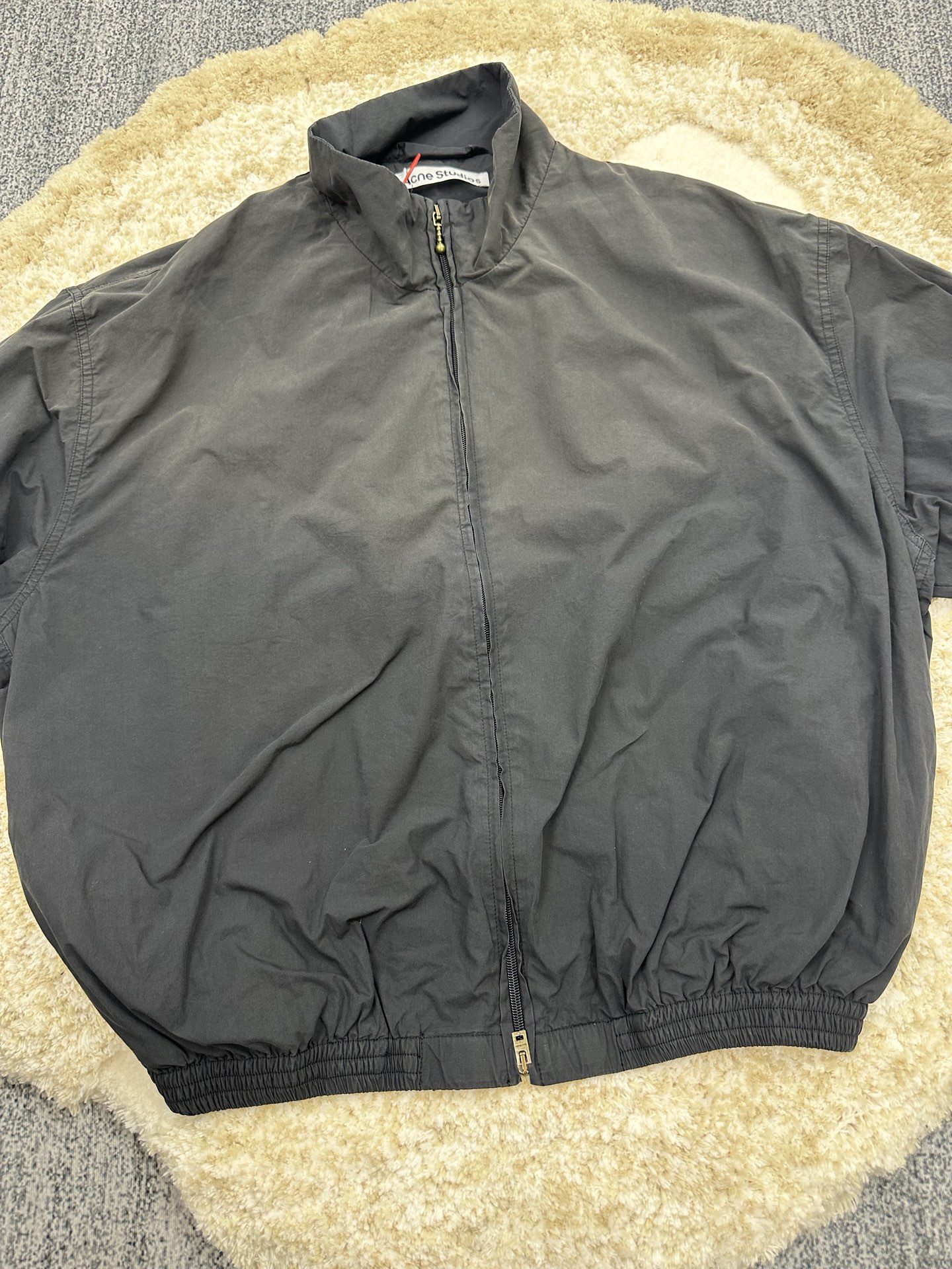 P290,全网顶级版本
Acne Studios 撞色徽标拉链夹克
定制幻光雅棉细织绸 柔软丝滑 舒适贴肤 以做旧黑为色调 那不经意间晕染的做旧效果 邂逅复古情怀载体 幅饰以同质化展示 搭配后幅醒目的 Acne Studios 1996撞色徽标点缀 既有着复古的韵味 又散发着现代的简约时尚感 松紧袖口和下摆设计 巧妙地勾勒出身体线条 在随性中透露出无法忽视的高级感 是街头最具格调的时尚先锋
采用固体印花 胸前印花经过三次菲林网板修改 使用胶浆液体涂料在织物上打印图案 烘烤织物以固定印刷图案
渐变做旧喷马骝工艺 通过在织物表面喷洒不同颜色的染料 实现衣物在不同光线下呈现出丰富的色彩变化 增加视觉层次感
重度孝洗 通过特制溶液 去除污渍且轻微的褪色 再雪花洗 通过强烈的洗涤方式来褪色 使其颜色更为均匀
下摆采用三针像筋拉腰机一次而成 利用机器的特殊针位和送料机构 将松紧带与布料在同一工序中缝合在一起 三针的设计更加牢固 能够均匀地分布压力 确保松紧带与布料紧密贴合
尺码: 42 44 46 48