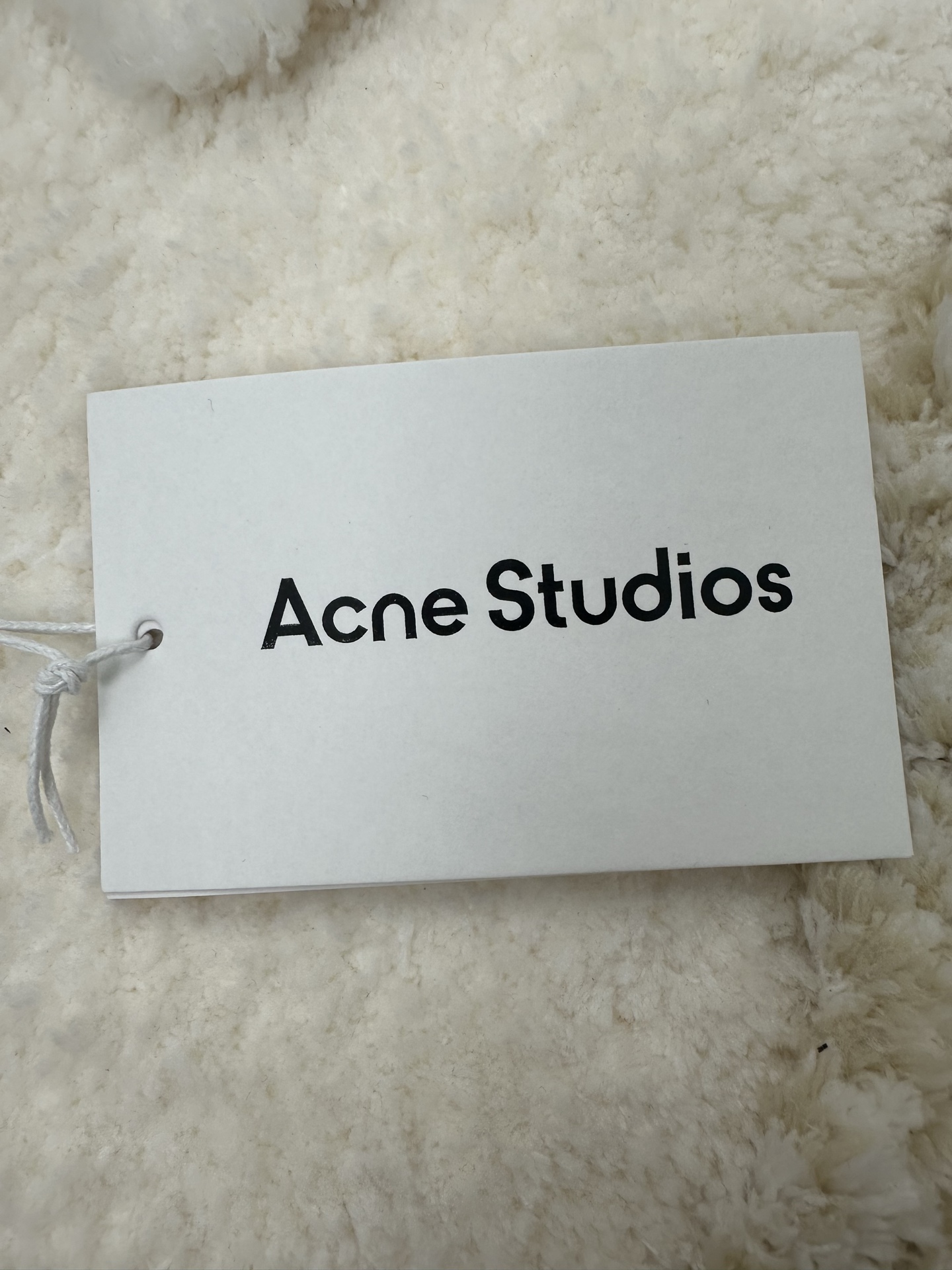 P290,全网顶级版本
Acne Studios 撞色徽标拉链夹克
定制幻光雅棉细织绸 柔软丝滑 舒适贴肤 以做旧黑为色调 那不经意间晕染的做旧效果 邂逅复古情怀载体 幅饰以同质化展示 搭配后幅醒目的 Acne Studios 1996撞色徽标点缀 既有着复古的韵味 又散发着现代的简约时尚感 松紧袖口和下摆设计 巧妙地勾勒出身体线条 在随性中透露出无法忽视的高级感 是街头最具格调的时尚先锋
采用固体印花 胸前印花经过三次菲林网板修改 使用胶浆液体涂料在织物上打印图案 烘烤织物以固定印刷图案
渐变做旧喷马骝工艺 通过在织物表面喷洒不同颜色的染料 实现衣物在不同光线下呈现出丰富的色彩变化 增加视觉层次感
重度孝洗 通过特制溶液 去除污渍且轻微的褪色 再雪花洗 通过强烈的洗涤方式来褪色 使其颜色更为均匀
下摆采用三针像筋拉腰机一次而成 利用机器的特殊针位和送料机构 将松紧带与布料在同一工序中缝合在一起 三针的设计更加牢固 能够均匀地分布压力 确保松紧带与布料紧密贴合
尺码: 42 44 46 48