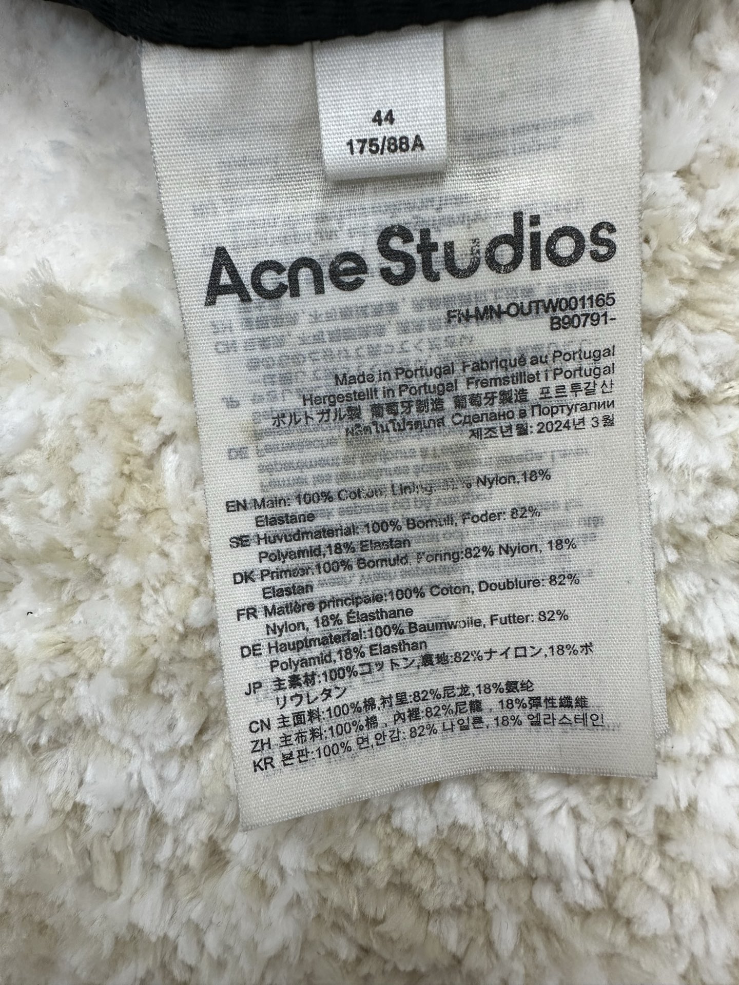 P290,全网顶级版本
Acne Studios 撞色徽标拉链夹克
定制幻光雅棉细织绸 柔软丝滑 舒适贴肤 以做旧黑为色调 那不经意间晕染的做旧效果 邂逅复古情怀载体 幅饰以同质化展示 搭配后幅醒目的 Acne Studios 1996撞色徽标点缀 既有着复古的韵味 又散发着现代的简约时尚感 松紧袖口和下摆设计 巧妙地勾勒出身体线条 在随性中透露出无法忽视的高级感 是街头最具格调的时尚先锋
采用固体印花 胸前印花经过三次菲林网板修改 使用胶浆液体涂料在织物上打印图案 烘烤织物以固定印刷图案
渐变做旧喷马骝工艺 通过在织物表面喷洒不同颜色的染料 实现衣物在不同光线下呈现出丰富的色彩变化 增加视觉层次感
重度孝洗 通过特制溶液 去除污渍且轻微的褪色 再雪花洗 通过强烈的洗涤方式来褪色 使其颜色更为均匀
下摆采用三针像筋拉腰机一次而成 利用机器的特殊针位和送料机构 将松紧带与布料在同一工序中缝合在一起 三针的设计更加牢固 能够均匀地分布压力 确保松紧带与布料紧密贴合
尺码: 42 44 46 48