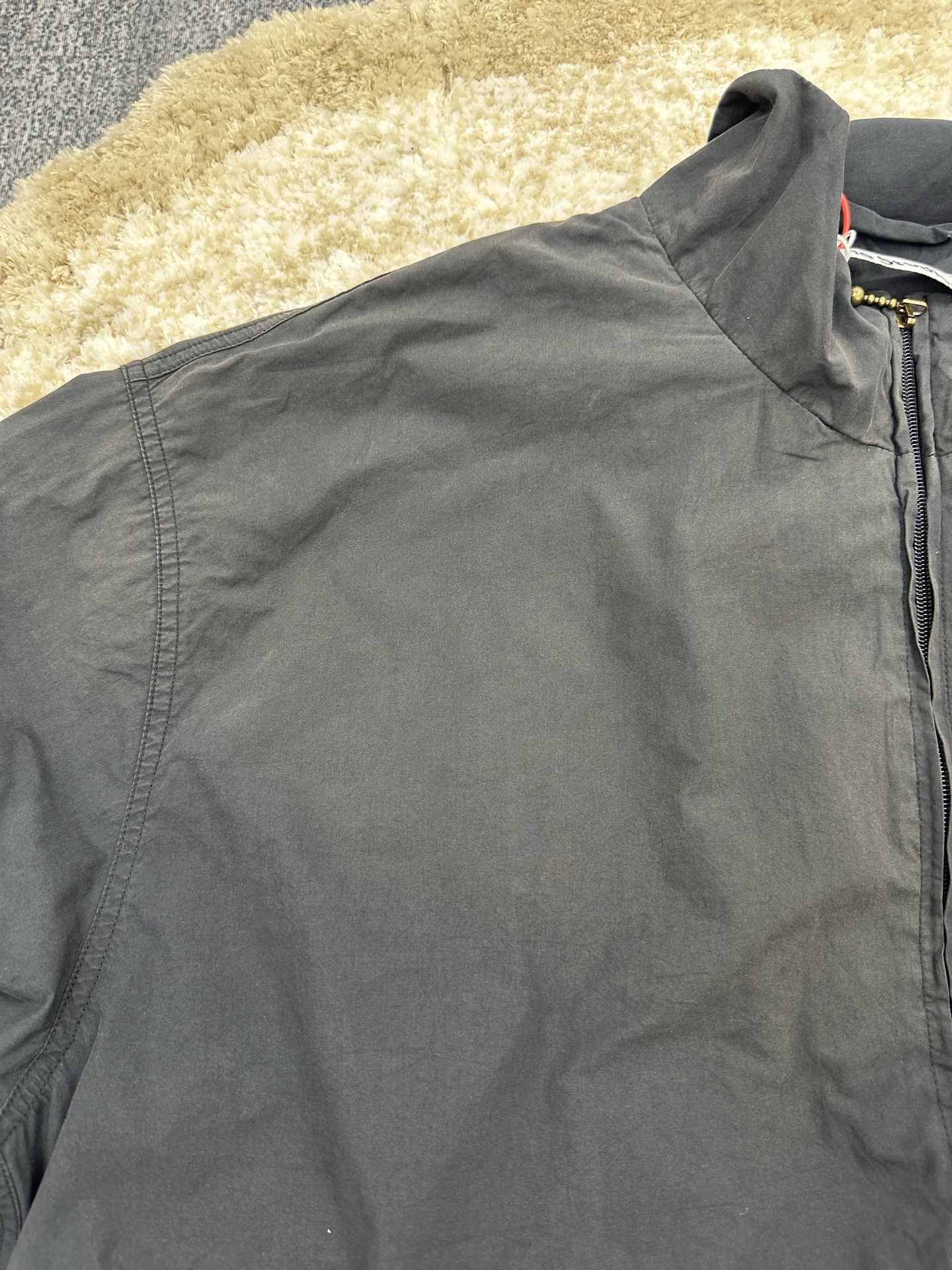 P290,全网顶级版本
Acne Studios 撞色徽标拉链夹克
定制幻光雅棉细织绸 柔软丝滑 舒适贴肤 以做旧黑为色调 那不经意间晕染的做旧效果 邂逅复古情怀载体 幅饰以同质化展示 搭配后幅醒目的 Acne Studios 1996撞色徽标点缀 既有着复古的韵味 又散发着现代的简约时尚感 松紧袖口和下摆设计 巧妙地勾勒出身体线条 在随性中透露出无法忽视的高级感 是街头最具格调的时尚先锋
采用固体印花 胸前印花经过三次菲林网板修改 使用胶浆液体涂料在织物上打印图案 烘烤织物以固定印刷图案
渐变做旧喷马骝工艺 通过在织物表面喷洒不同颜色的染料 实现衣物在不同光线下呈现出丰富的色彩变化 增加视觉层次感
重度孝洗 通过特制溶液 去除污渍且轻微的褪色 再雪花洗 通过强烈的洗涤方式来褪色 使其颜色更为均匀
下摆采用三针像筋拉腰机一次而成 利用机器的特殊针位和送料机构 将松紧带与布料在同一工序中缝合在一起 三针的设计更加牢固 能够均匀地分布压力 确保松紧带与布料紧密贴合
尺码: 42 44 46 48