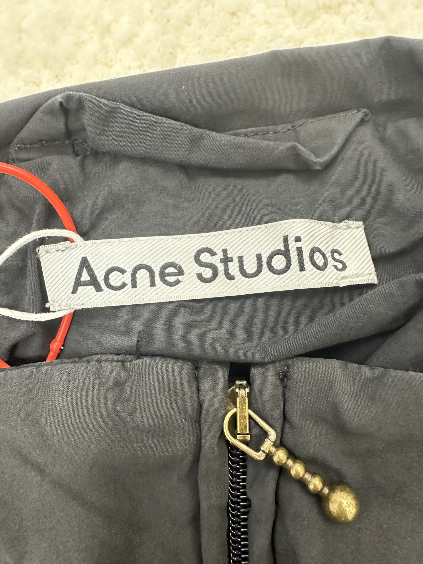 P290,全网顶级版本
Acne Studios 撞色徽标拉链夹克
定制幻光雅棉细织绸 柔软丝滑 舒适贴肤 以做旧黑为色调 那不经意间晕染的做旧效果 邂逅复古情怀载体 幅饰以同质化展示 搭配后幅醒目的 Acne Studios 1996撞色徽标点缀 既有着复古的韵味 又散发着现代的简约时尚感 松紧袖口和下摆设计 巧妙地勾勒出身体线条 在随性中透露出无法忽视的高级感 是街头最具格调的时尚先锋
采用固体印花 胸前印花经过三次菲林网板修改 使用胶浆液体涂料在织物上打印图案 烘烤织物以固定印刷图案
渐变做旧喷马骝工艺 通过在织物表面喷洒不同颜色的染料 实现衣物在不同光线下呈现出丰富的色彩变化 增加视觉层次感
重度孝洗 通过特制溶液 去除污渍且轻微的褪色 再雪花洗 通过强烈的洗涤方式来褪色 使其颜色更为均匀
下摆采用三针像筋拉腰机一次而成 利用机器的特殊针位和送料机构 将松紧带与布料在同一工序中缝合在一起 三针的设计更加牢固 能够均匀地分布压力 确保松紧带与布料紧密贴合
尺码: 42 44 46 48