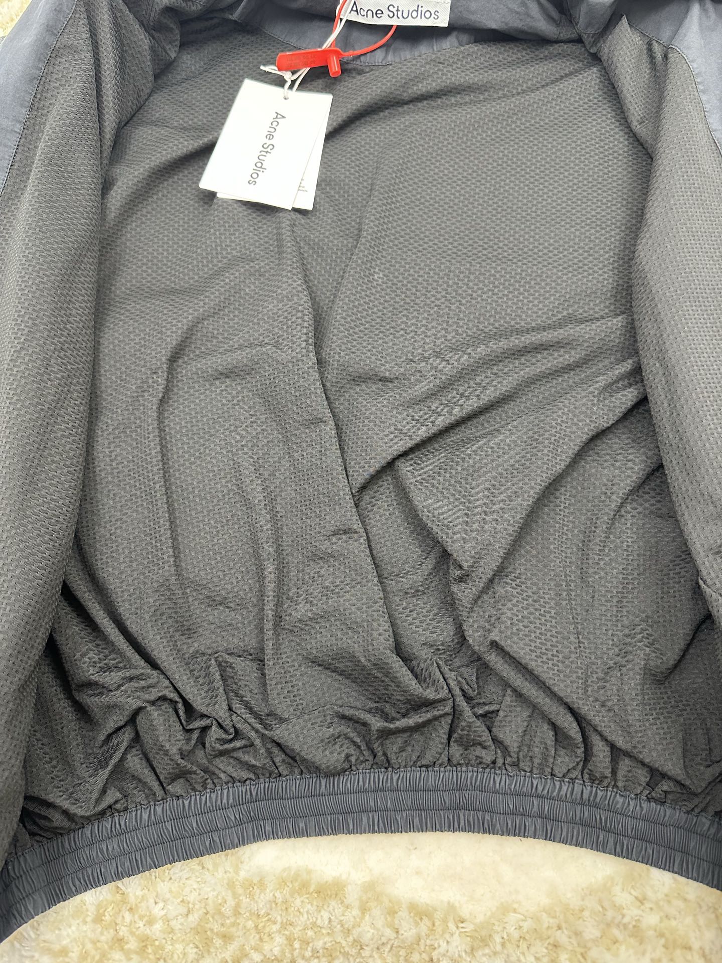 P290,全网顶级版本
Acne Studios 撞色徽标拉链夹克
定制幻光雅棉细织绸 柔软丝滑 舒适贴肤 以做旧黑为色调 那不经意间晕染的做旧效果 邂逅复古情怀载体 幅饰以同质化展示 搭配后幅醒目的 Acne Studios 1996撞色徽标点缀 既有着复古的韵味 又散发着现代的简约时尚感 松紧袖口和下摆设计 巧妙地勾勒出身体线条 在随性中透露出无法忽视的高级感 是街头最具格调的时尚先锋
采用固体印花 胸前印花经过三次菲林网板修改 使用胶浆液体涂料在织物上打印图案 烘烤织物以固定印刷图案
渐变做旧喷马骝工艺 通过在织物表面喷洒不同颜色的染料 实现衣物在不同光线下呈现出丰富的色彩变化 增加视觉层次感
重度孝洗 通过特制溶液 去除污渍且轻微的褪色 再雪花洗 通过强烈的洗涤方式来褪色 使其颜色更为均匀
下摆采用三针像筋拉腰机一次而成 利用机器的特殊针位和送料机构 将松紧带与布料在同一工序中缝合在一起 三针的设计更加牢固 能够均匀地分布压力 确保松紧带与布料紧密贴合
尺码: 42 44 46 48