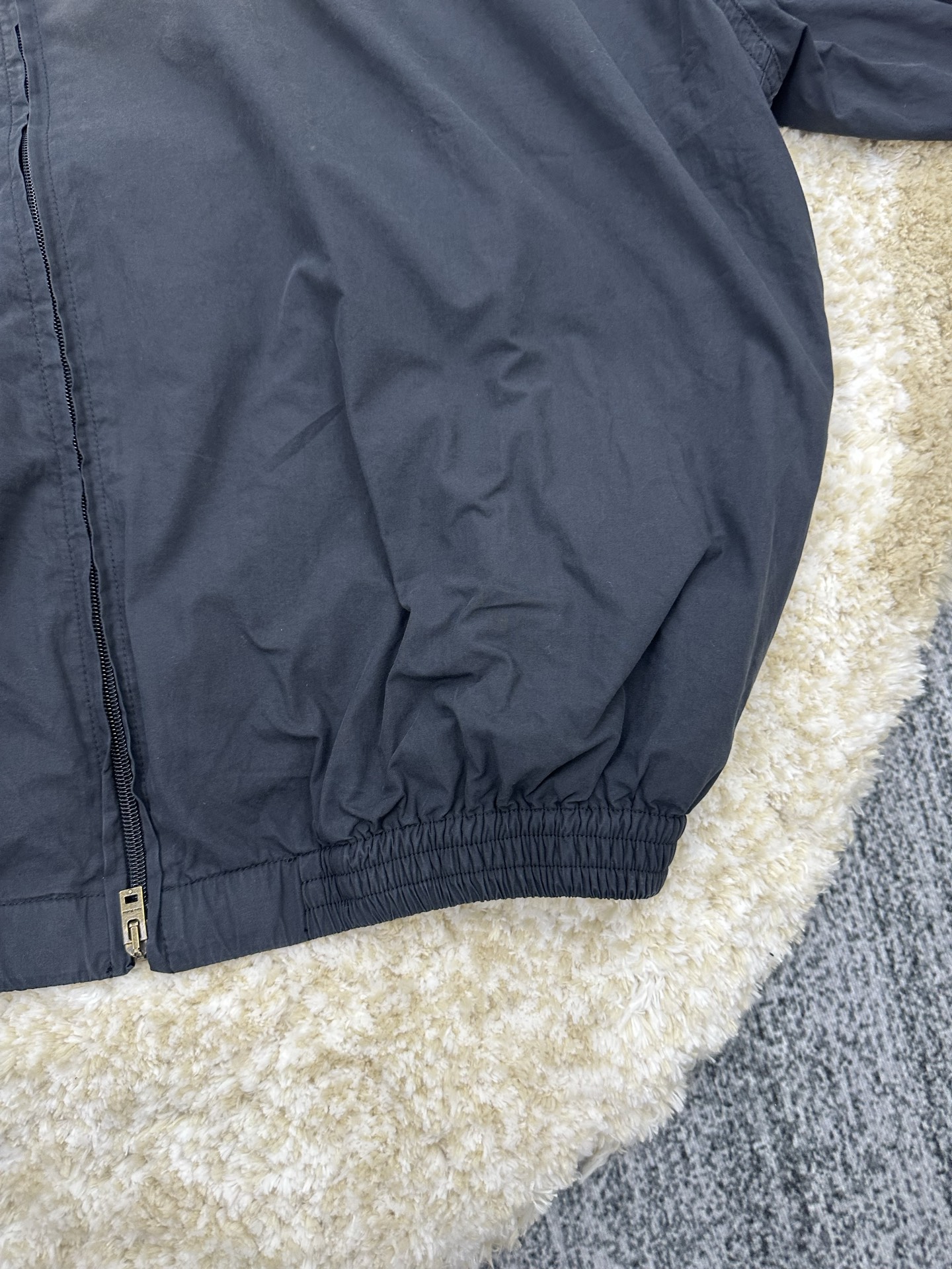 P290,全网顶级版本
Acne Studios 撞色徽标拉链夹克
定制幻光雅棉细织绸 柔软丝滑 舒适贴肤 以做旧黑为色调 那不经意间晕染的做旧效果 邂逅复古情怀载体 幅饰以同质化展示 搭配后幅醒目的 Acne Studios 1996撞色徽标点缀 既有着复古的韵味 又散发着现代的简约时尚感 松紧袖口和下摆设计 巧妙地勾勒出身体线条 在随性中透露出无法忽视的高级感 是街头最具格调的时尚先锋
采用固体印花 胸前印花经过三次菲林网板修改 使用胶浆液体涂料在织物上打印图案 烘烤织物以固定印刷图案
渐变做旧喷马骝工艺 通过在织物表面喷洒不同颜色的染料 实现衣物在不同光线下呈现出丰富的色彩变化 增加视觉层次感
重度孝洗 通过特制溶液 去除污渍且轻微的褪色 再雪花洗 通过强烈的洗涤方式来褪色 使其颜色更为均匀
下摆采用三针像筋拉腰机一次而成 利用机器的特殊针位和送料机构 将松紧带与布料在同一工序中缝合在一起 三针的设计更加牢固 能够均匀地分布压力 确保松紧带与布料紧密贴合
尺码: 42 44 46 48