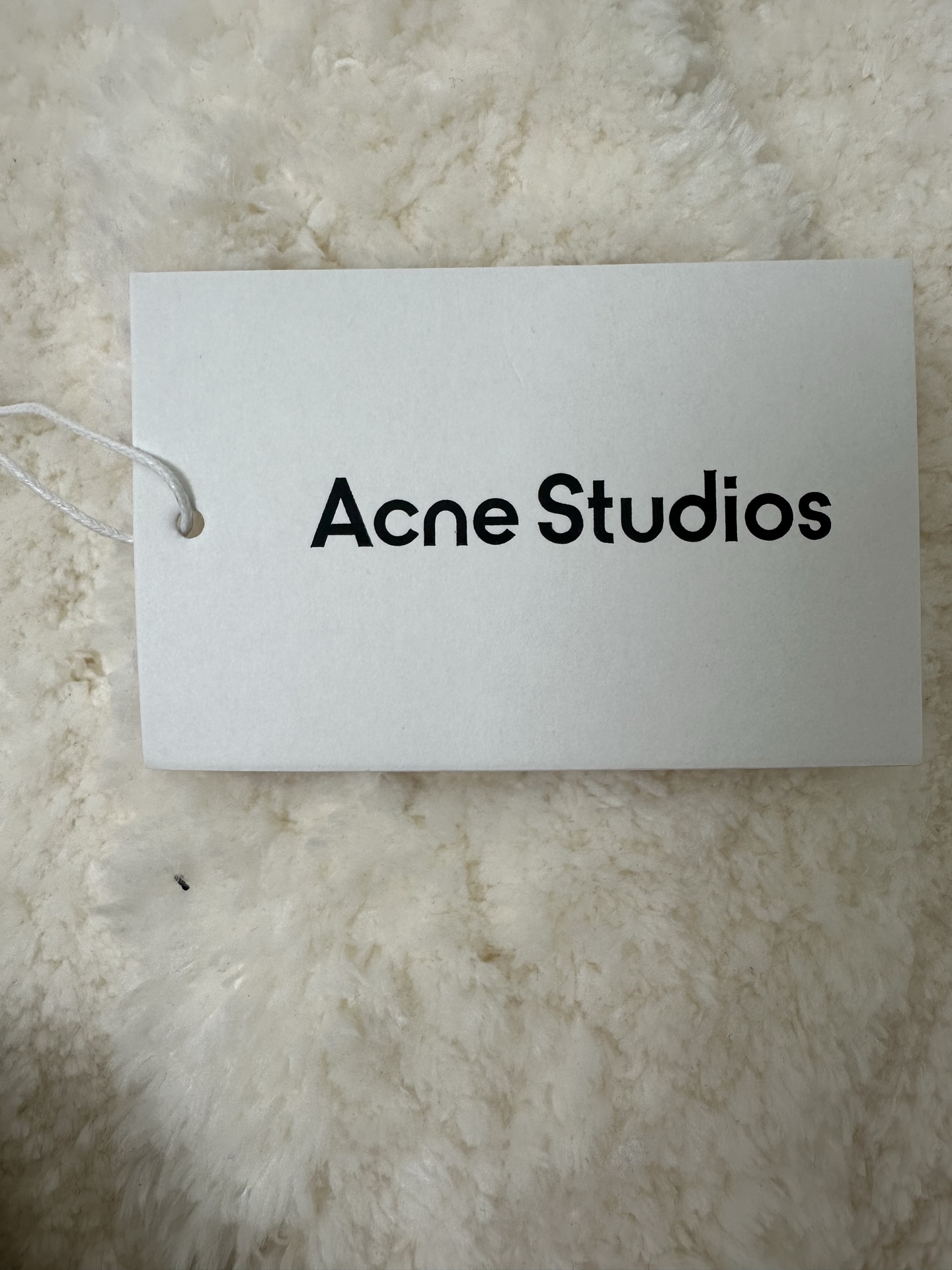 P290,全网顶级版本
Acne Studios 撞色徽标拉链夹克

定制幻光雅棉细织绸 柔软丝滑 舒适贴肤 以泛黄的米白为色调 那不经意间晕染的做旧效果 邂逅复古情怀载体 幅饰以同质化展示 搭配后幅醒目的 Acne Studios 1996撞色徽标点缀 既有着复古的韵味 又散发着现代的简约时尚感 松紧袖口和下摆设计 巧妙地勾勒出身体线条 在随性中透露出无法忽视的高级感 是街头最具格调的时尚先锋

采用固体印花 胸前印花经过三次菲林网板修改 使用胶浆液体涂料在织物上打印图案 烘烤织物以固定印刷图案

渐变做旧喷马骝工艺 通过在织物表面喷洒不同颜色的染料 实现衣物在不同光线下呈现出丰富的色彩变化 增加视觉层次感

重度孝洗 通过特制溶液 去除污渍且轻微的褪色 再雪花洗 通过强烈的洗涤方式来褪色 使其颜色更为均匀

下摆采用三针像筋拉腰机一次而成 利用机器的特殊针位和送料机构 将松紧带与布料在同一工序中缝合在一起 三针的设计更加牢固 能够均匀地分布压力 确保松紧带与布料紧密贴合
尺码： 42 44 46 48