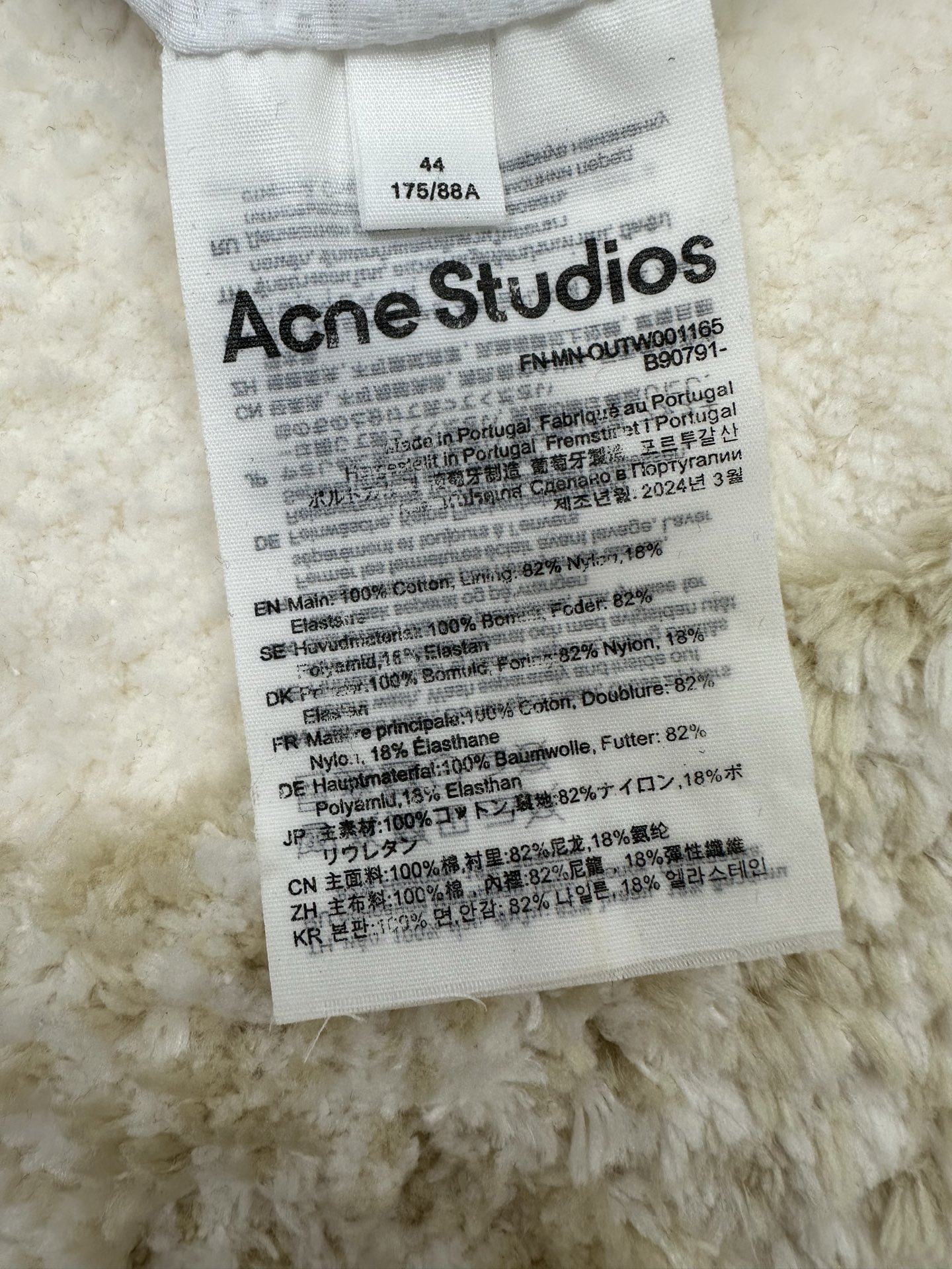 P290,全网顶级版本
Acne Studios 撞色徽标拉链夹克

定制幻光雅棉细织绸 柔软丝滑 舒适贴肤 以泛黄的米白为色调 那不经意间晕染的做旧效果 邂逅复古情怀载体 幅饰以同质化展示 搭配后幅醒目的 Acne Studios 1996撞色徽标点缀 既有着复古的韵味 又散发着现代的简约时尚感 松紧袖口和下摆设计 巧妙地勾勒出身体线条 在随性中透露出无法忽视的高级感 是街头最具格调的时尚先锋

采用固体印花 胸前印花经过三次菲林网板修改 使用胶浆液体涂料在织物上打印图案 烘烤织物以固定印刷图案

渐变做旧喷马骝工艺 通过在织物表面喷洒不同颜色的染料 实现衣物在不同光线下呈现出丰富的色彩变化 增加视觉层次感

重度孝洗 通过特制溶液 去除污渍且轻微的褪色 再雪花洗 通过强烈的洗涤方式来褪色 使其颜色更为均匀

下摆采用三针像筋拉腰机一次而成 利用机器的特殊针位和送料机构 将松紧带与布料在同一工序中缝合在一起 三针的设计更加牢固 能够均匀地分布压力 确保松紧带与布料紧密贴合
尺码： 42 44 46 48