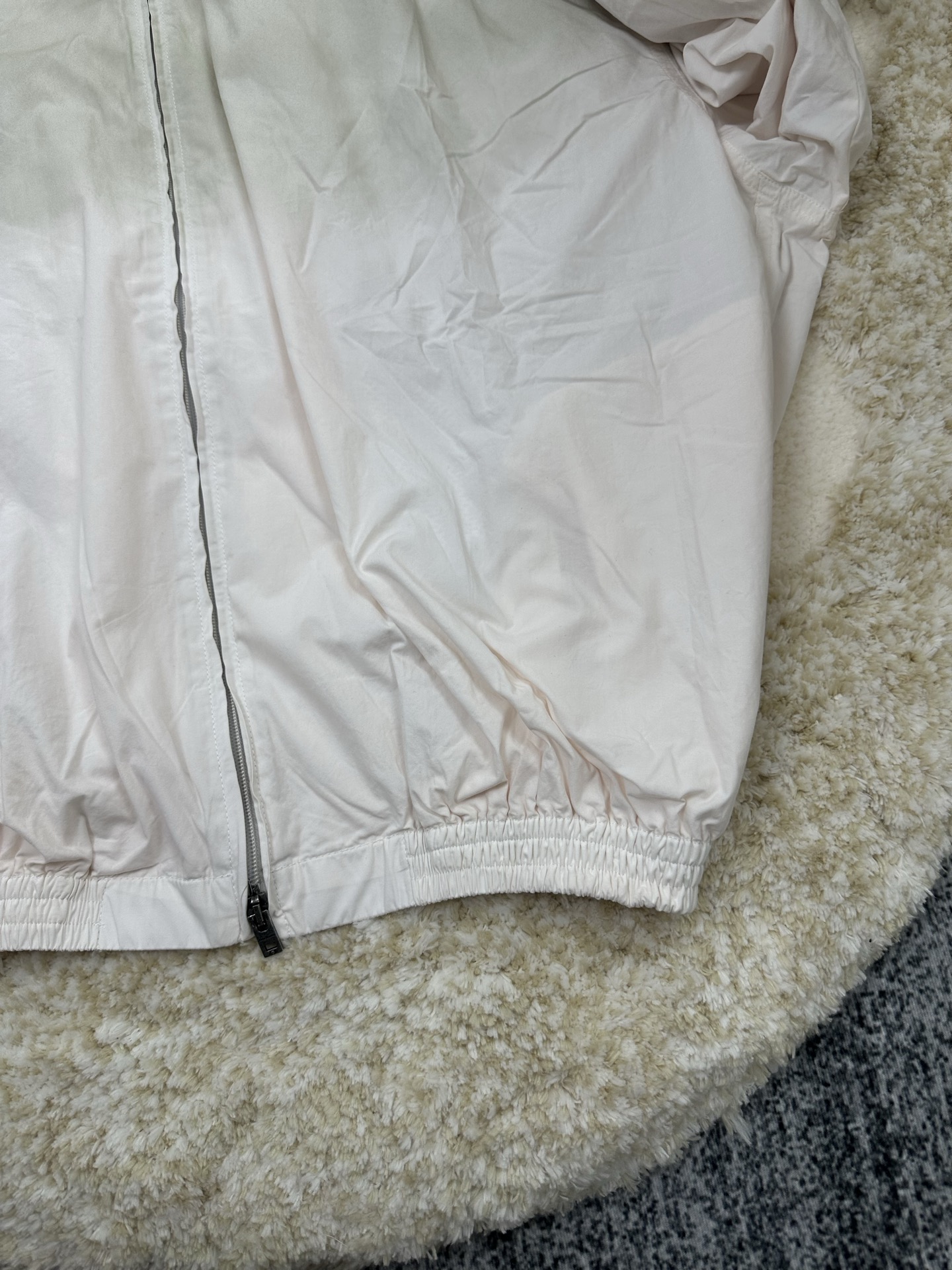 P290,全网顶级版本
Acne Studios 撞色徽标拉链夹克

定制幻光雅棉细织绸 柔软丝滑 舒适贴肤 以泛黄的米白为色调 那不经意间晕染的做旧效果 邂逅复古情怀载体 幅饰以同质化展示 搭配后幅醒目的 Acne Studios 1996撞色徽标点缀 既有着复古的韵味 又散发着现代的简约时尚感 松紧袖口和下摆设计 巧妙地勾勒出身体线条 在随性中透露出无法忽视的高级感 是街头最具格调的时尚先锋

采用固体印花 胸前印花经过三次菲林网板修改 使用胶浆液体涂料在织物上打印图案 烘烤织物以固定印刷图案

渐变做旧喷马骝工艺 通过在织物表面喷洒不同颜色的染料 实现衣物在不同光线下呈现出丰富的色彩变化 增加视觉层次感

重度孝洗 通过特制溶液 去除污渍且轻微的褪色 再雪花洗 通过强烈的洗涤方式来褪色 使其颜色更为均匀

下摆采用三针像筋拉腰机一次而成 利用机器的特殊针位和送料机构 将松紧带与布料在同一工序中缝合在一起 三针的设计更加牢固 能够均匀地分布压力 确保松紧带与布料紧密贴合
尺码： 42 44 46 48
