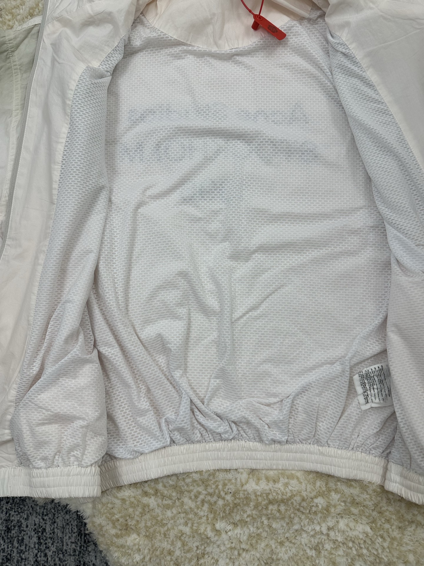 P290,全网顶级版本
Acne Studios 撞色徽标拉链夹克

定制幻光雅棉细织绸 柔软丝滑 舒适贴肤 以泛黄的米白为色调 那不经意间晕染的做旧效果 邂逅复古情怀载体 幅饰以同质化展示 搭配后幅醒目的 Acne Studios 1996撞色徽标点缀 既有着复古的韵味 又散发着现代的简约时尚感 松紧袖口和下摆设计 巧妙地勾勒出身体线条 在随性中透露出无法忽视的高级感 是街头最具格调的时尚先锋

采用固体印花 胸前印花经过三次菲林网板修改 使用胶浆液体涂料在织物上打印图案 烘烤织物以固定印刷图案

渐变做旧喷马骝工艺 通过在织物表面喷洒不同颜色的染料 实现衣物在不同光线下呈现出丰富的色彩变化 增加视觉层次感

重度孝洗 通过特制溶液 去除污渍且轻微的褪色 再雪花洗 通过强烈的洗涤方式来褪色 使其颜色更为均匀

下摆采用三针像筋拉腰机一次而成 利用机器的特殊针位和送料机构 将松紧带与布料在同一工序中缝合在一起 三针的设计更加牢固 能够均匀地分布压力 确保松紧带与布料紧密贴合
尺码： 42 44 46 48