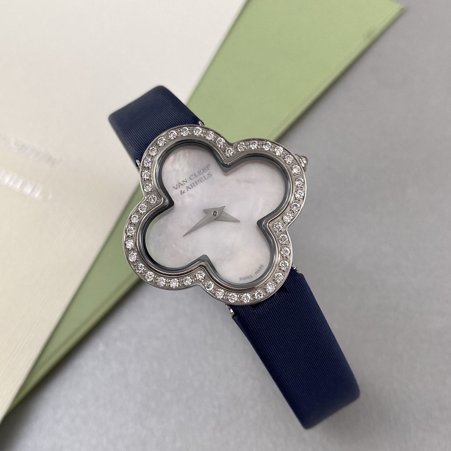 NO:944758,Van Cleef & Arpels Alhambra watch. Be sure to save a good watch after squatting!  Collection level!  The Alhambra series, in the shape of a four-leaf clover, which symbolizes good luck, has been one of Van Cleef & Arpels' most popular representative designs since its birth. Noble and gorgeous raw diamonds are inlaid on the outer ring of the two-color mother-of-pearl disk, inlaid with 44 real diamonds, one watch and one code. Each model is independently coded. The GTC Chinese test certificate can be checked online. It uses piece-by-piece jewelry craftsmanship and is 100% the same as the original data. It is fully hand-polished and polished, and has a natural mother-of-pearl dial. Each watch dial is a unique texture-level illusion!  18k high-gloss electroplated case. The time adjustment crown is hidden on the back of the case, allowing the case to retain the complete four-leaf clover outline. It took a lot of effort to obtain the original Swiss 1042 quartz movement of the same model. It has its own watch and its own 'core', Swiss Renata  The SR516SW battery is also the original standard battery for all major luxury watches. The thickness is only 1.65mm. It is specially supplied to ultra-thin women's watches such as Van Cleef & Arpels Four-leaf Clover. The whole thing is exquisite and high-end. I waited for several months to wait for the arrival and I can't wait to share it with everyone. It is all hand-made.  The grinding process is very special... The four-leaf clover, as a totem symbolizing luck, has always been a symbol of people's pursuit of good luck and good wishes, which means 'luck will accompany you every minute and every second' and 'only by having the wish of luck can you become a lucky person'. There are not many!  ,,stuart weitzman van cleef19860909梵克雅宝/Van Cleef & Arpels Alhambra腕表 蹲好了一定要留一块的好表！收藏品级别的！象征幸运意义四叶草形状的Alhambra系列,自 年诞生以来一直都是梵克雅宝最受追捧的代表设计之一.高贵华丽的原钻石镶嵌在双色珍珠贝母盘外圈,镶嵌44颗真钻,一表一码,每款都是独立编码GTC中国国检测证书联网可查,采用分件珠宝工艺,百分百同原版数据 全手工打磨抛光,天然贝母表盘,每个手表表盘都是独一无二的纹理级幻彩！18k高光电镀表壳 调时间的表冠则隐藏于表背,让表壳保留完整的四叶草轮廓 费劲千辛搞到原装瑞士1042同型号石英机芯,有其表 更有其“芯” ,瑞士Renata SR516SW电池,也是各大奢侈腕表原厂标配电池,厚度仅1.65mm,专门供给梵克雅宝四叶草这类超薄女表,整个精致很高级,好不容易熬了几个月等到来货迫不及待分享给大家,全手工打磨出货特别特别的慢慢慢…,四叶草,作为象征幸运的图腾,一直以来都是人们追求好运和美好愿望的象征,寓意着“每一分每一秒都幸运相随”,“心怀幸运之愿,方能成为幸运之儿”.数量不多！,,stuart weitzman,van cleef,Watch