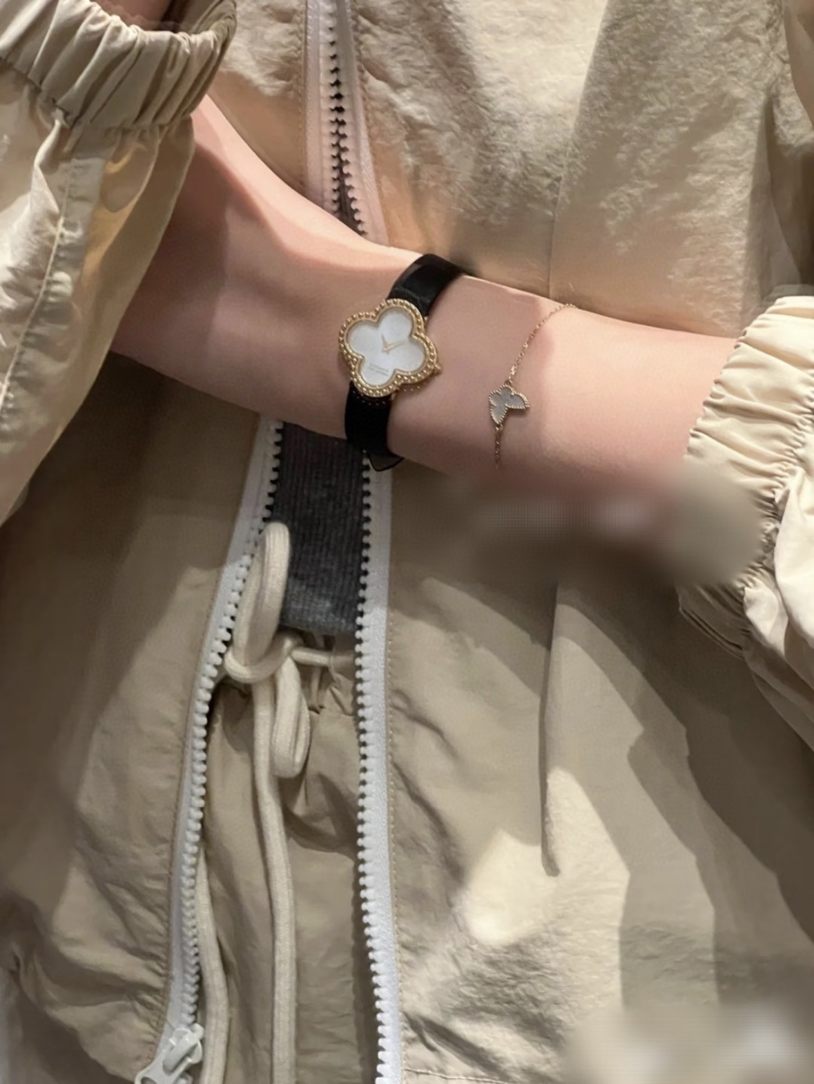 NO:944788,Van Cleef & Arpels time becomes more wonderful with the Alhambra watch, bringing you luck every minute and every second. You can change the strap at will, van cleef19860909梵克雅宝时光在Alhambra腕表的陪伴下愈加美妙 带给你每一分每一秒的幸运相随 可以随心更换表带哦,,van cleef,Watch