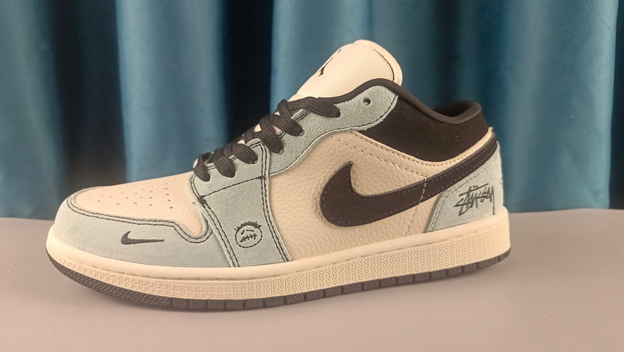 💰280
 海外爆款限量发售！Nike SB Dunk 高端定制 “斯图西联名——鬼脸米灰黑”低帮休闲板鞋 定制鞋盒 大厂纯原品质出货 超高清洁度 皮料切割干净无任何毛边 细节完美 
 货号：JP1628-063
 Size:36 36.5 37.5 38 38.5 39 40 40.5 41 42 42.5 43 44 44.5 45