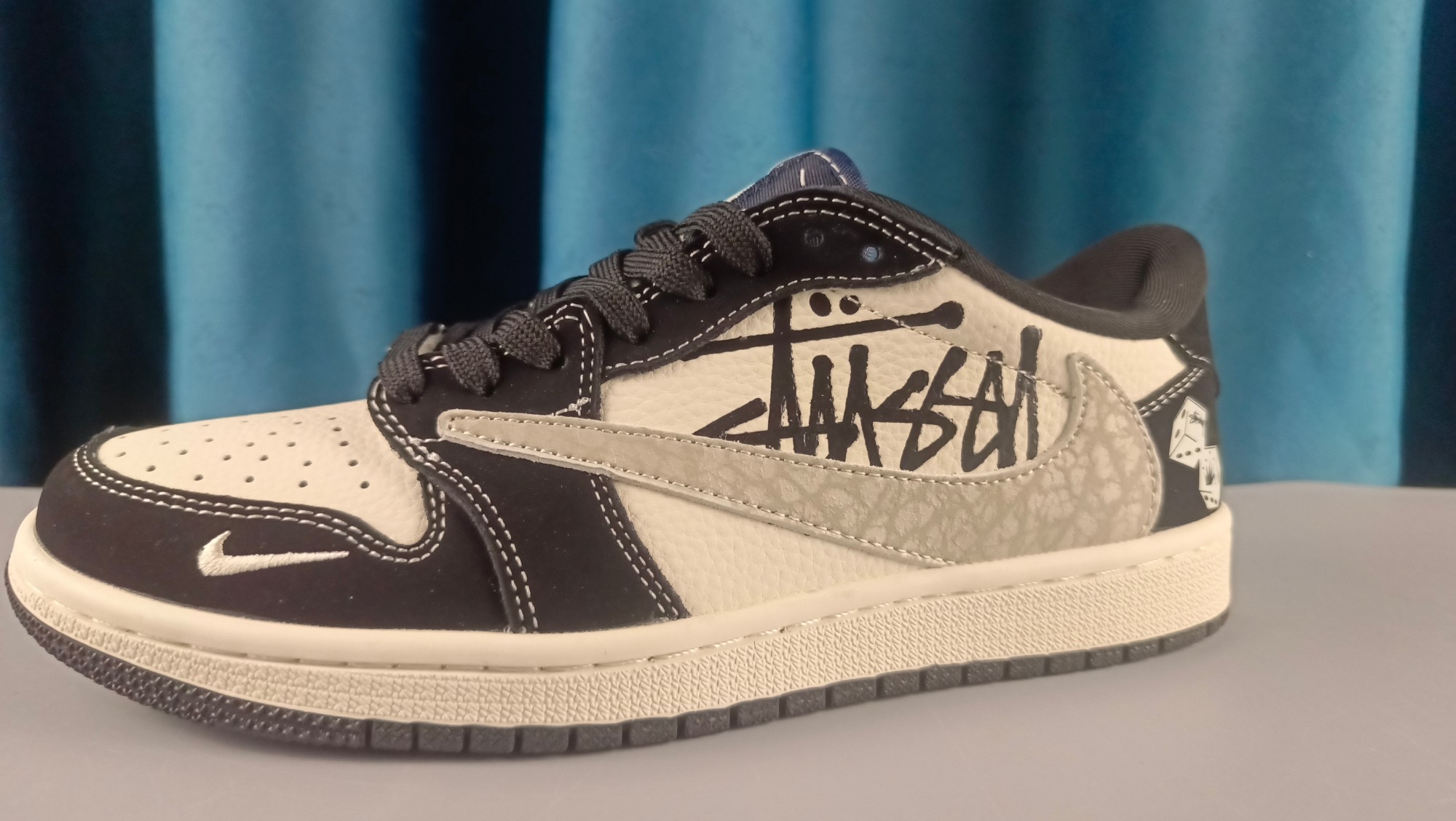 海外爆款限量发售! Travis Scott x Jordan 1 Low “斯图西联名——骰子米黑裂纹” 高端定制 乔丹倒勾低帮休闲板鞋 大厂纯原品质出货 纯正版型 定制鞋盒 皮料切割干净无任何毛边 细节完美 超高清洁度 货号:DD7866-102
