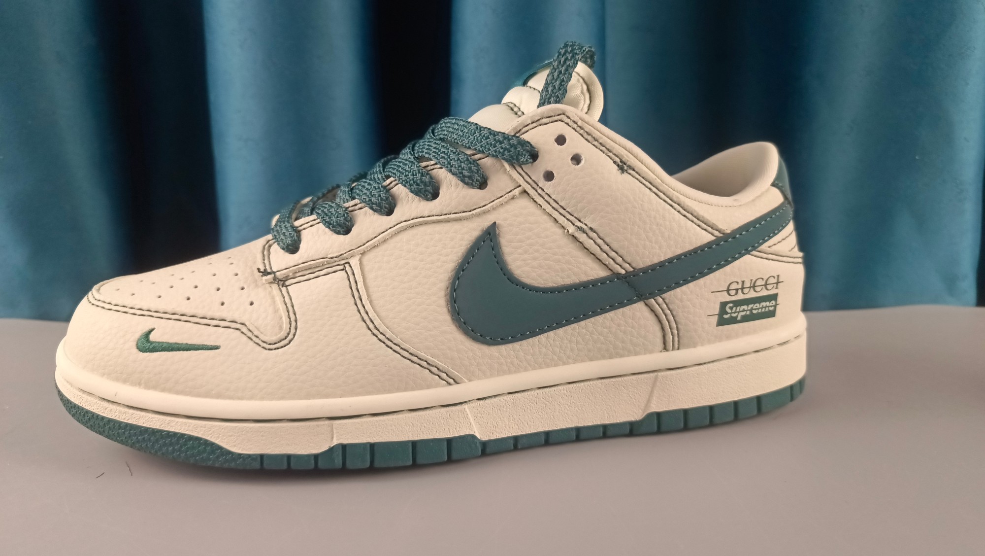 💰280
 海外爆款限量发售！Nike SB Dunk Low “Supreme联名 古驰联名——湖水蓝” 高端定制 低帮休闲板鞋 定制鞋盒 大厂纯原品质出货 超高清洁度 皮料切割干净无任何毛边 细节完美
货号：DJ1988-003
Size：36 36.5 37.5 38 38.5 39 40 40.5 41 42 42.5 43 44 44.5 45