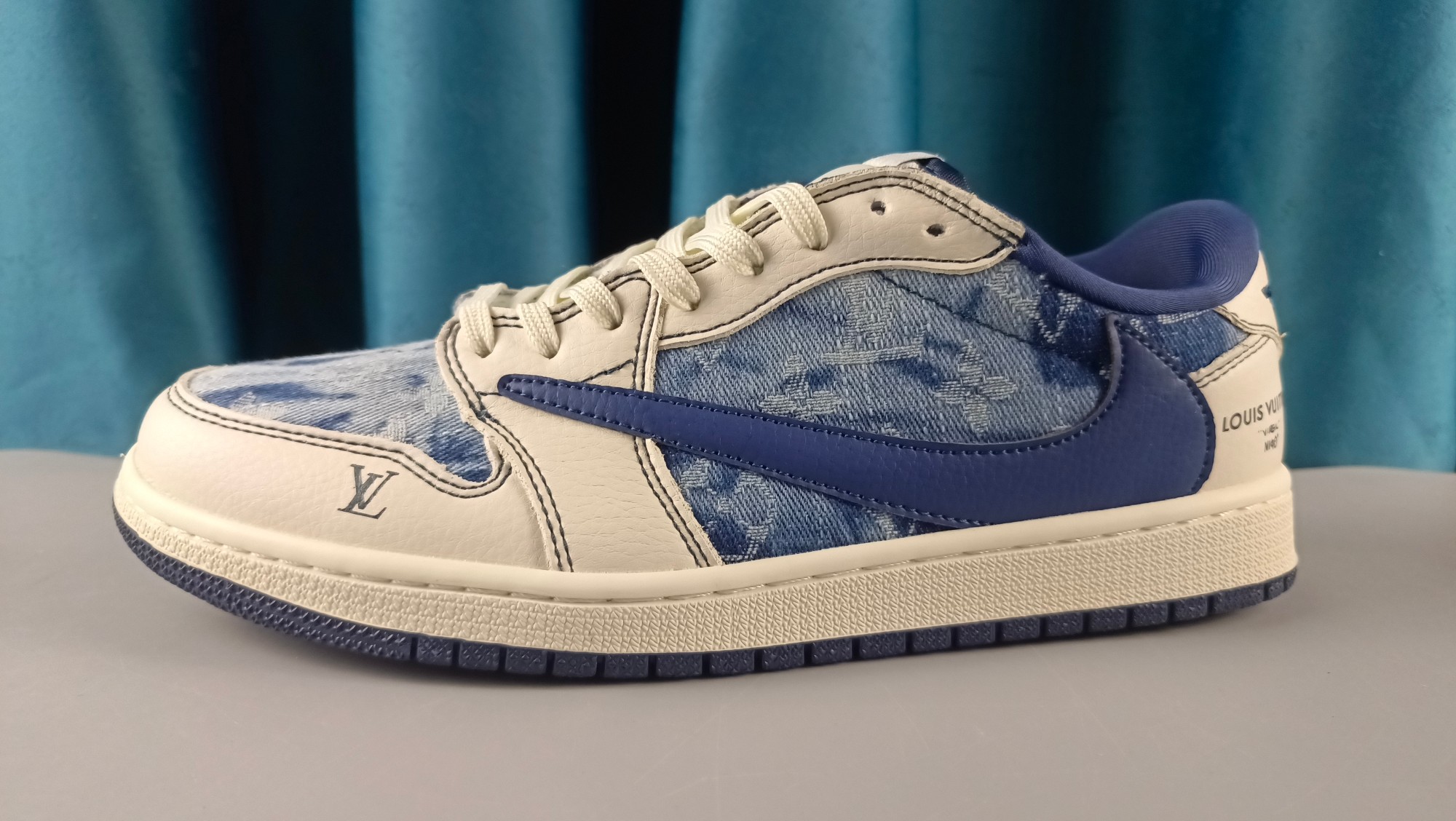 💰280
高端定制 Travis Scott x Jordan 1 Low LV联名-白蓝牛仔 倒勾低帮休闲版本 原厂全头层皮 大厂纯原品质出货 纯正版型 定制鞋盒 皮料切割干净无任何毛边 细节完美  超高清洁度 
货号:Ld2028-046
Size ：36 36.5 37.5 38 38.5 39 40 40.5 41 42 42.5 43 44 44.5 45