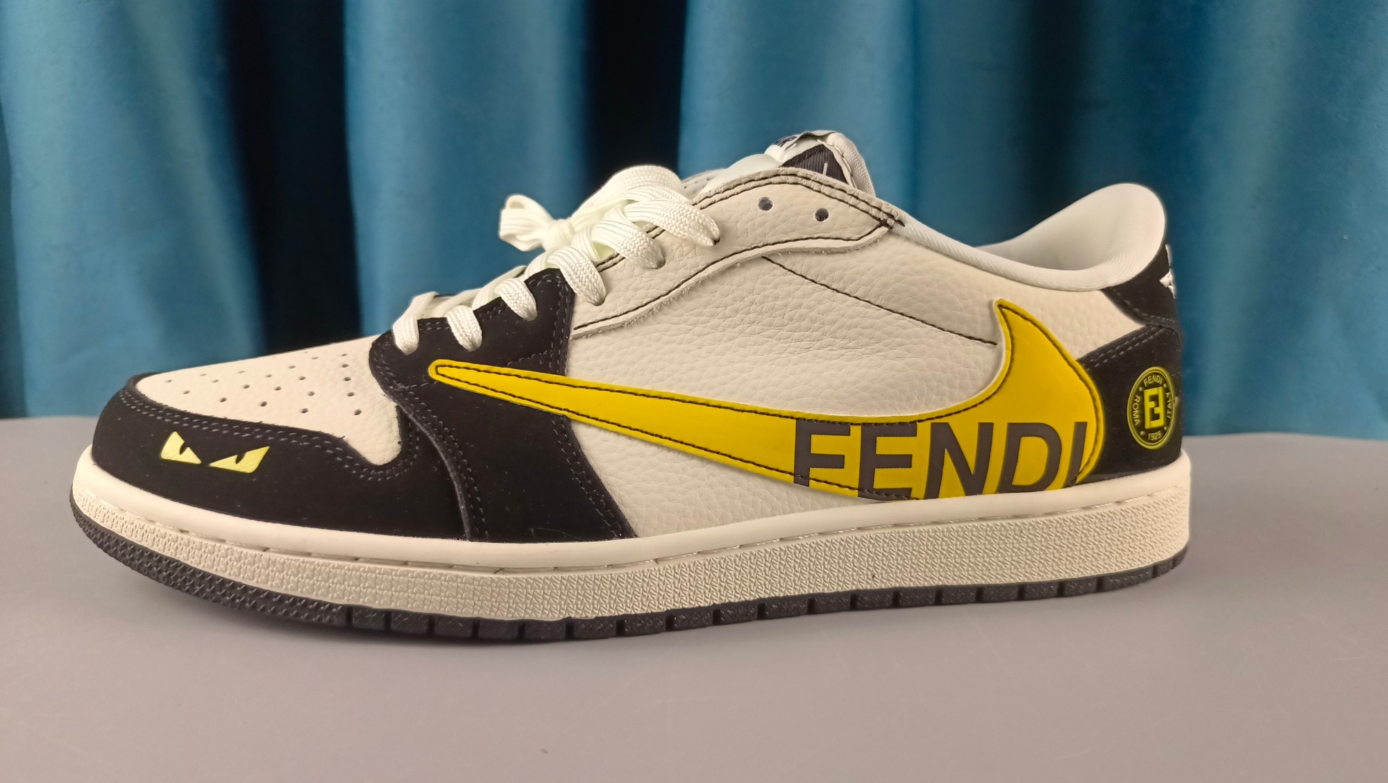 海外爆款限量发售! Travis Scott x Jordan 1 Low “芬迪联名——字母米黑黄” 高端定制 乔丹倒勾低帮休闲板鞋 大厂纯原品质出货 纯正版型 定制鞋盒 皮料切割干净无任何毛边 细节完美 超高清洁度 货号:DD7866-111