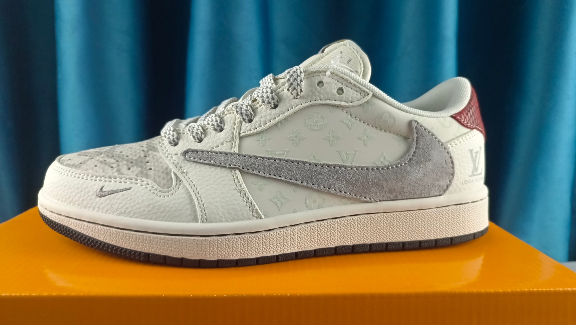 💰280
 海外爆款限量发售！ Travis Scott x Jordan 1 Low “LV联名——印花米灰红” 高端定制 乔丹倒勾低帮休闲板鞋 大厂纯原品质出货 纯正版型 定制鞋盒 皮料切割干净无任何毛边 细节完美  超高清洁度
货号：QW5088-209
Size：36 36.5 37.5 38 38.5 39 40 40.5 41 42 42.5 43 44 44.5 45