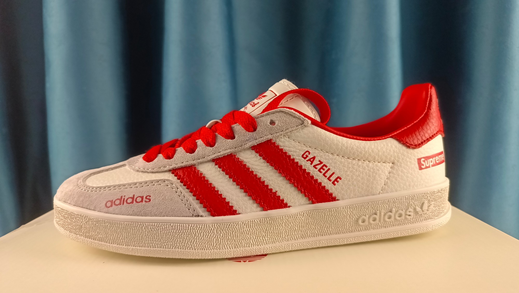 💰180
adidas（定制球鞋）Supreme 联名款 防滑 耐磨 低帮 板鞋 男女同款
简约大方的造型设计，给人以随性休闲的时尚格调，穿着舒适轻便，运动灵活自如，满足日常个性穿搭。
原底原料 开模打造 高精密准度 匹配原版98%以上 反口里弧度正确 原厂鞋垫 背胶 后跟电绣针数 与正品一致 原厂皮料 原厂车缝线 质感无敌 皮料切割干净 无任何毛边 清洁度细节完美
货号：DD6612
尺码：36 36.5 37 38 38.5 39 40 40.5 41 42 42.5 43 44 44.5 45

立即抢购👉