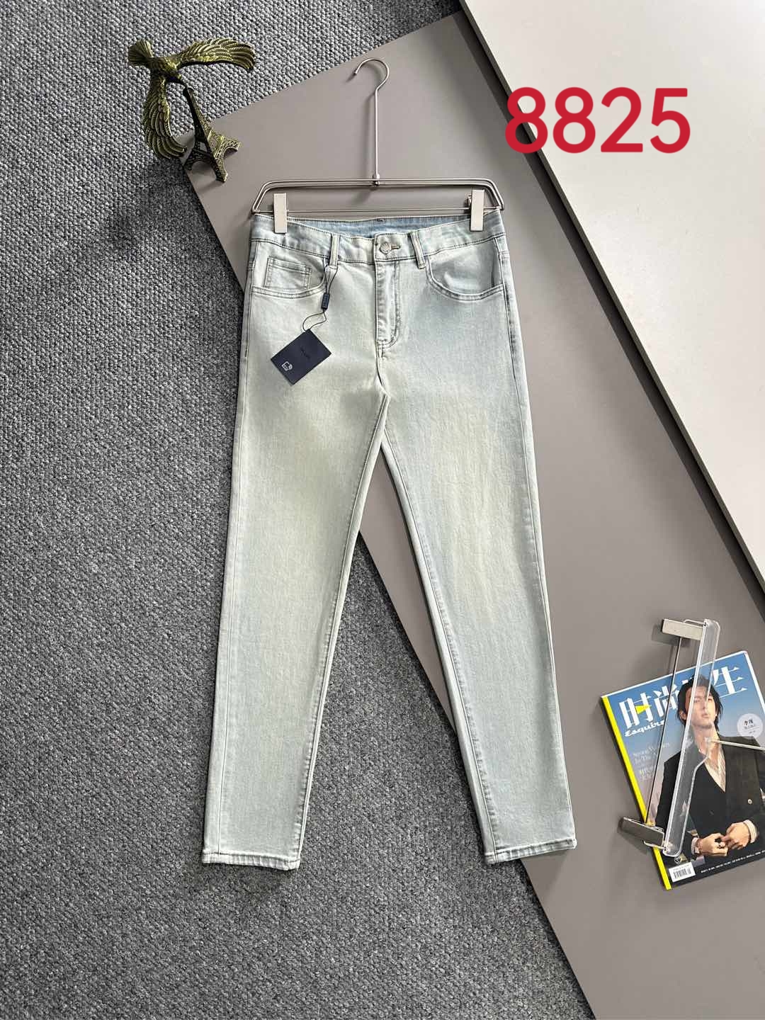 Los pantalones vaqueros ajustados de verano 2025 de Prada están tejidos con telas vaqueras de algodón liso de mezclilla…