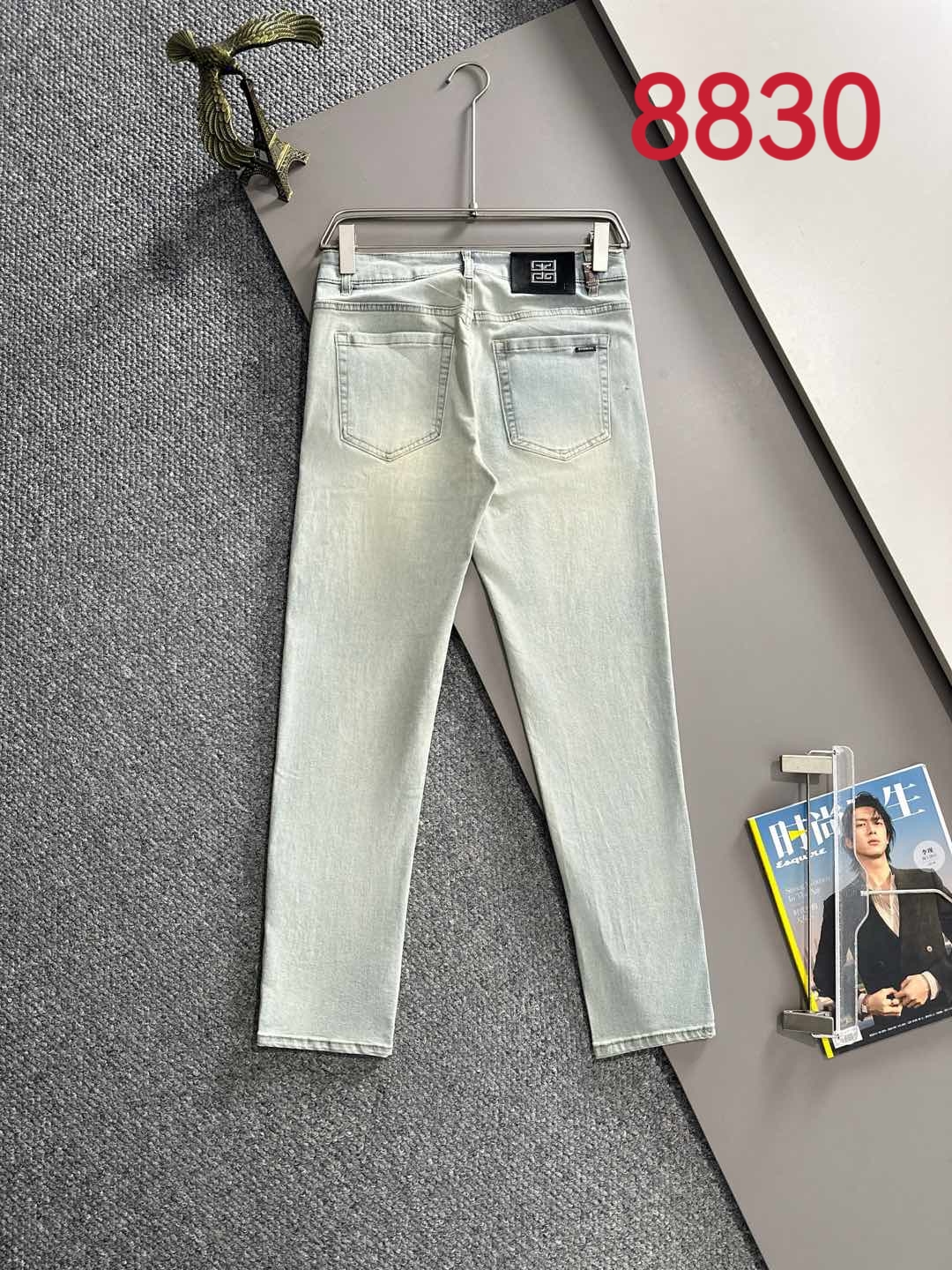 Los pantalones vaqueros ajustados de verano de Givenchy 2025 están tejidos con telas vaqueras de algodón liso de mezcli…
