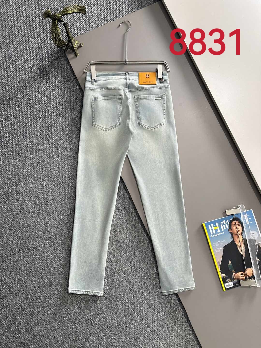 Los pantalones vaqueros ajustados de verano de Givenchy 2025 están tejidos con telas vaqueras de algodón liso de mezcli…