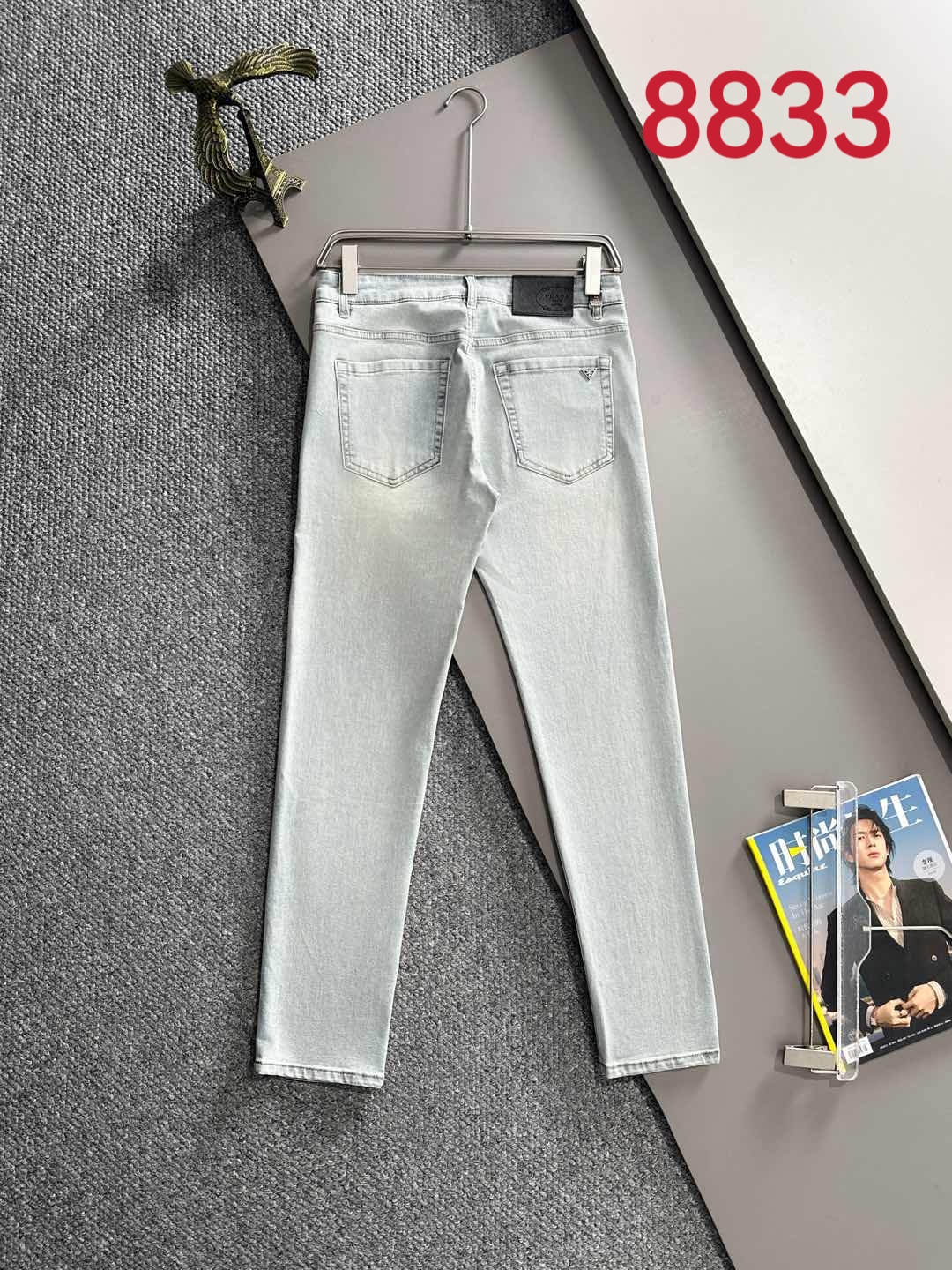 Los pantalones vaqueros ajustados de verano 2025 de Prada están tejidos con telas vaqueras de algodón liso de mezclilla…