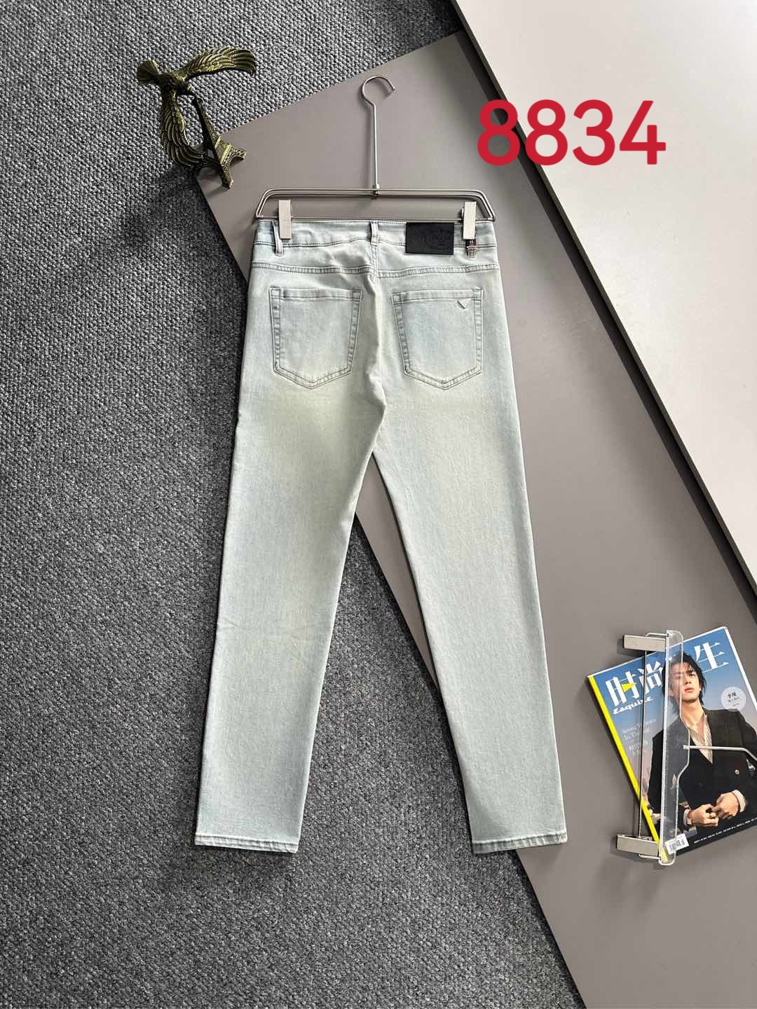 Los pantalones vaqueros ajustados de verano 2025 de Prada están tejidos con telas vaqueras de algodón liso de mezclilla…