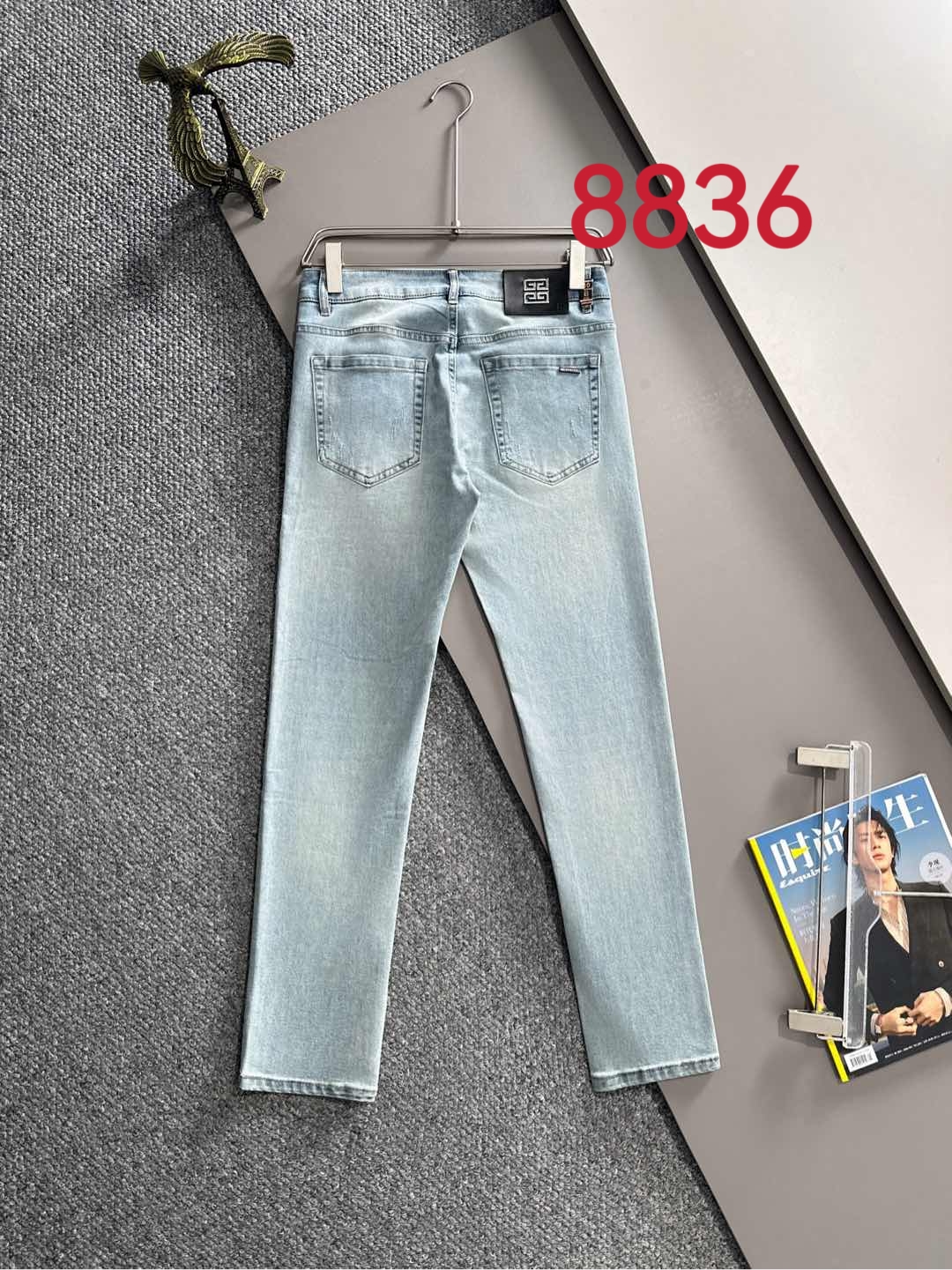 Los pantalones vaqueros ajustados de verano de Givenchy 2025 están tejidos con telas vaqueras de algodón liso de mezcli…
