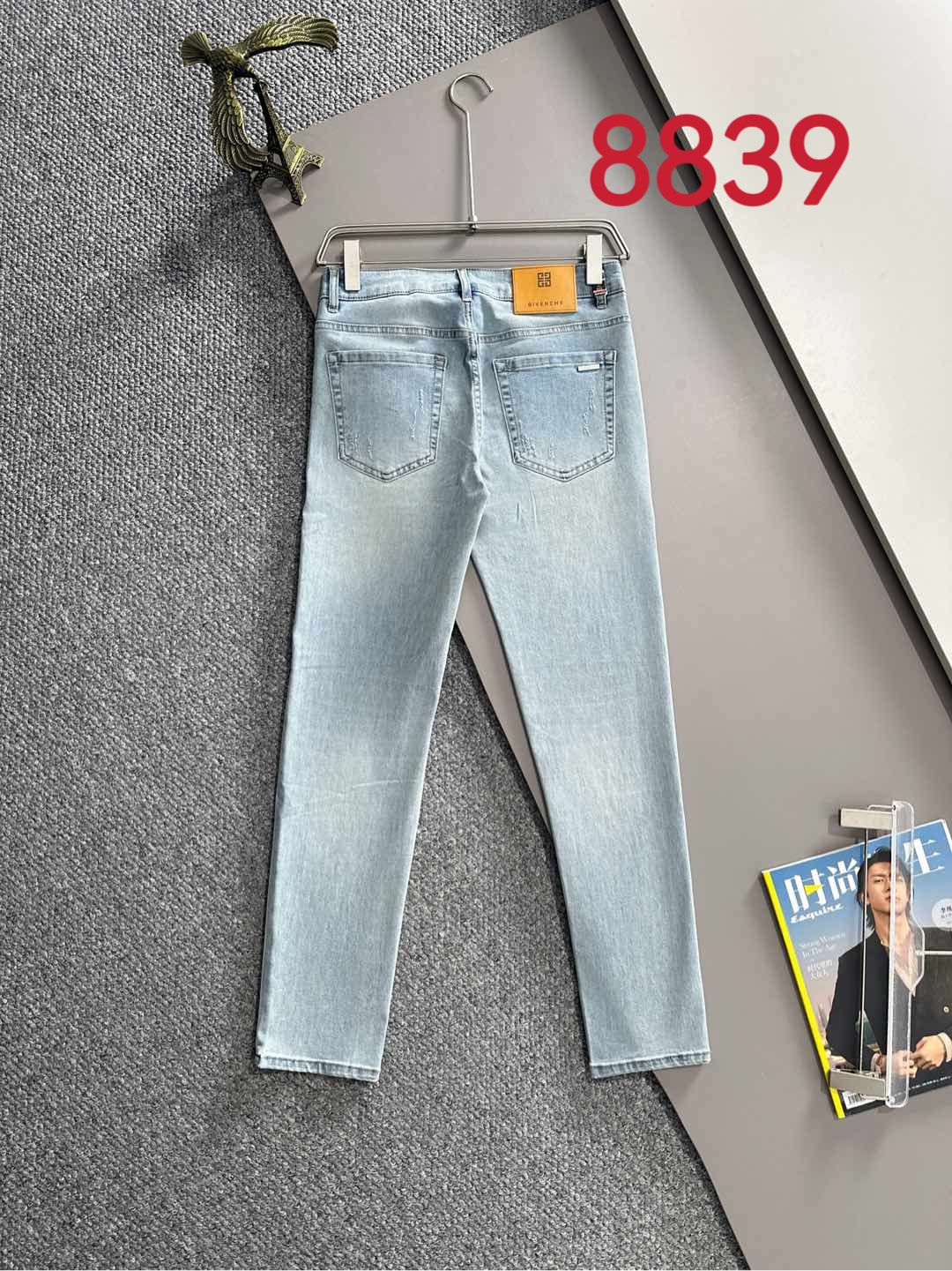 Los pantalones vaqueros ajustados de verano de Givenchy 2025 están tejidos con telas vaqueras de algodón liso de mezcli…