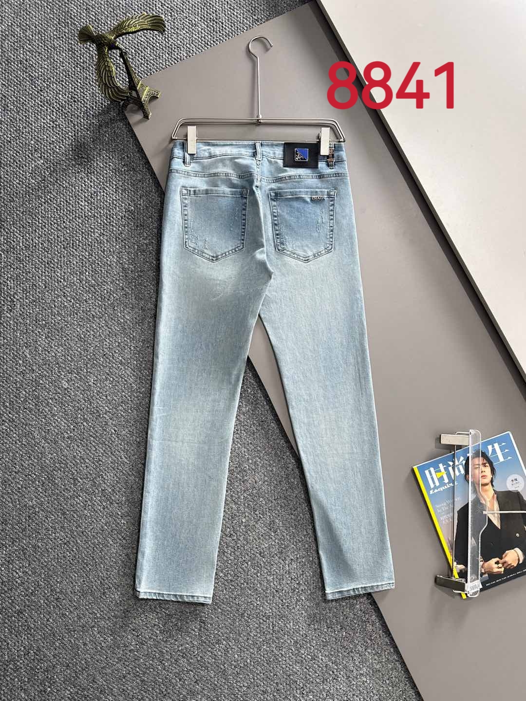 Los pantalones vaqueros ajustados de verano 2025 de Prada están tejidos con telas vaqueras de algodón liso de mezclilla…