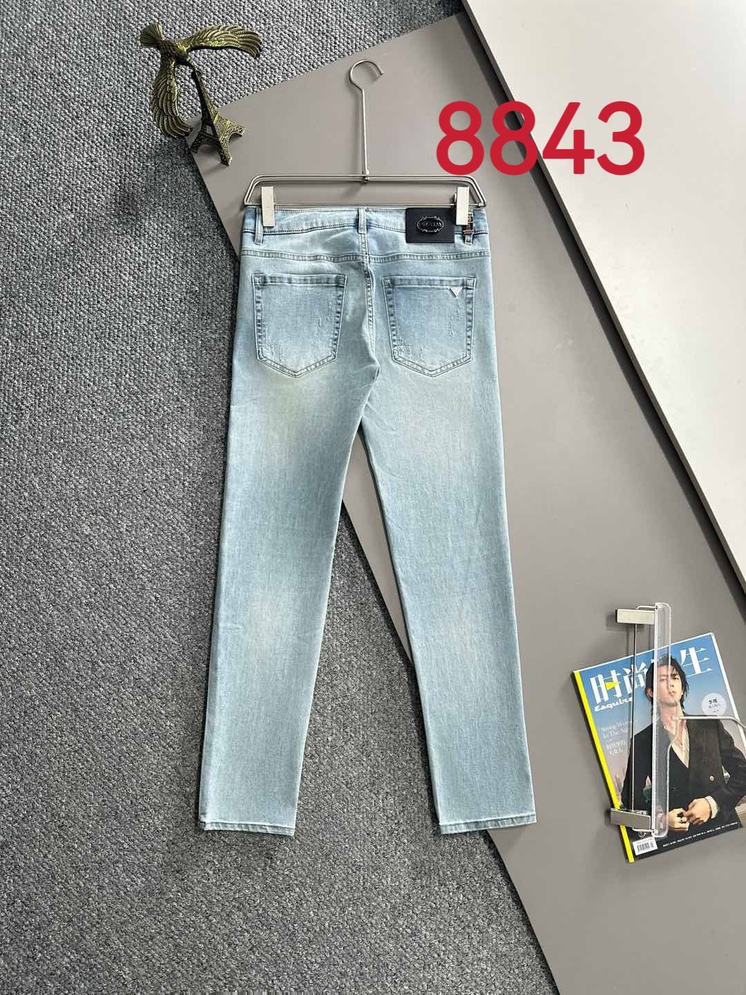 Los pantalones vaqueros ajustados de verano 2025 de Prada están tejidos con telas vaqueras de algodón liso de mezclilla…